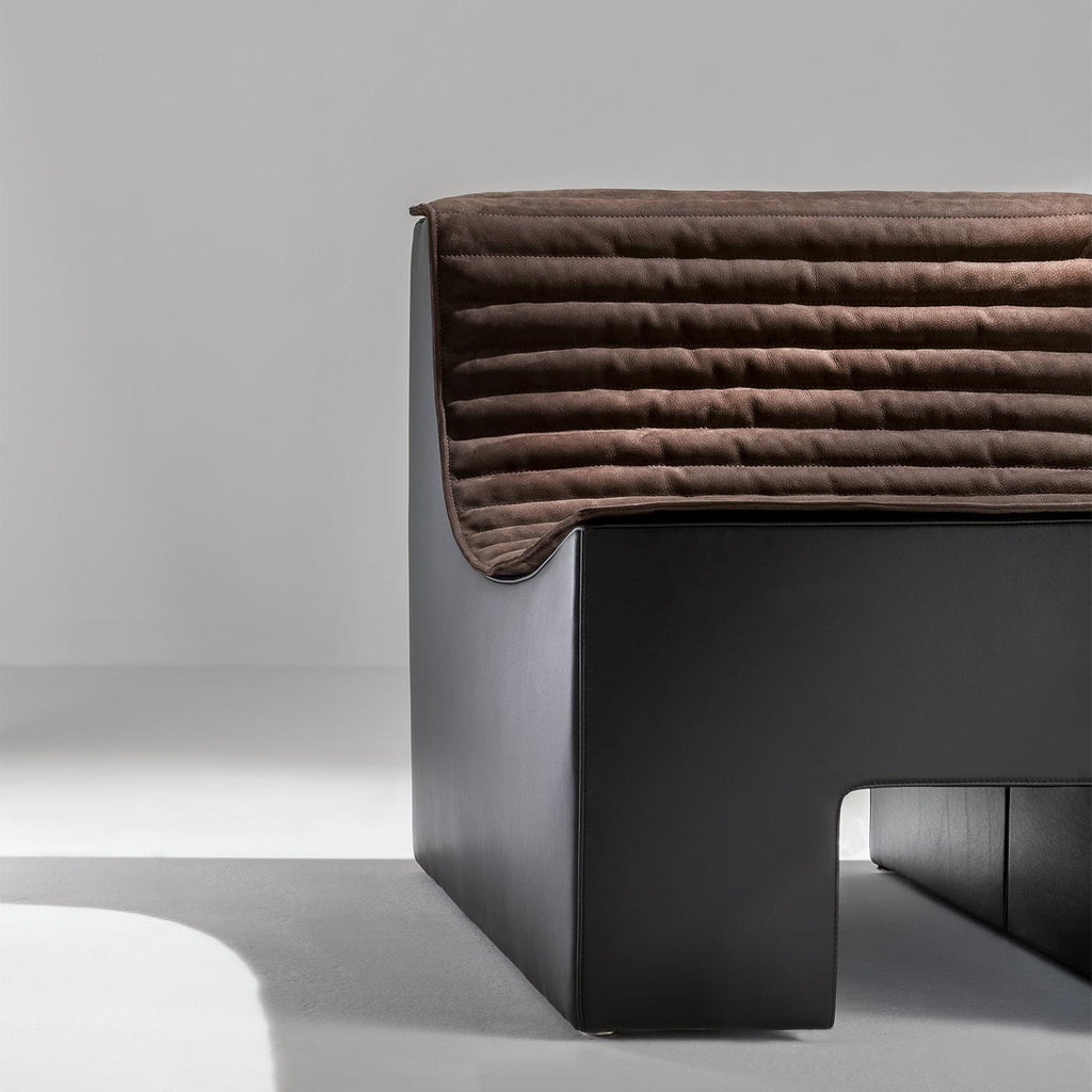 https://a.1stdibscdn.com/ollie-brown-leather-armchair-with-quilted-nubuck-cushion-by-laura-meroni-for-sale-picture-4/f_17062/f_453107121749044789768/1740493079601_MATENY_0079_laurameroni_ollie_modern_leather_armchair_06_master.jpg