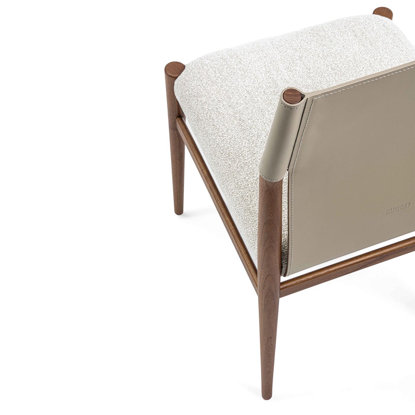 https://a.1stdibscdn.com/ledermann-beige-leather-chair-by-enrico-pellizzoni-for-sale-picture-3/f_17062/f_451031121747733737562/1740996222279_ARTANY_0056_Ledermann_20chair_20padded_20_283_29_master.jpg