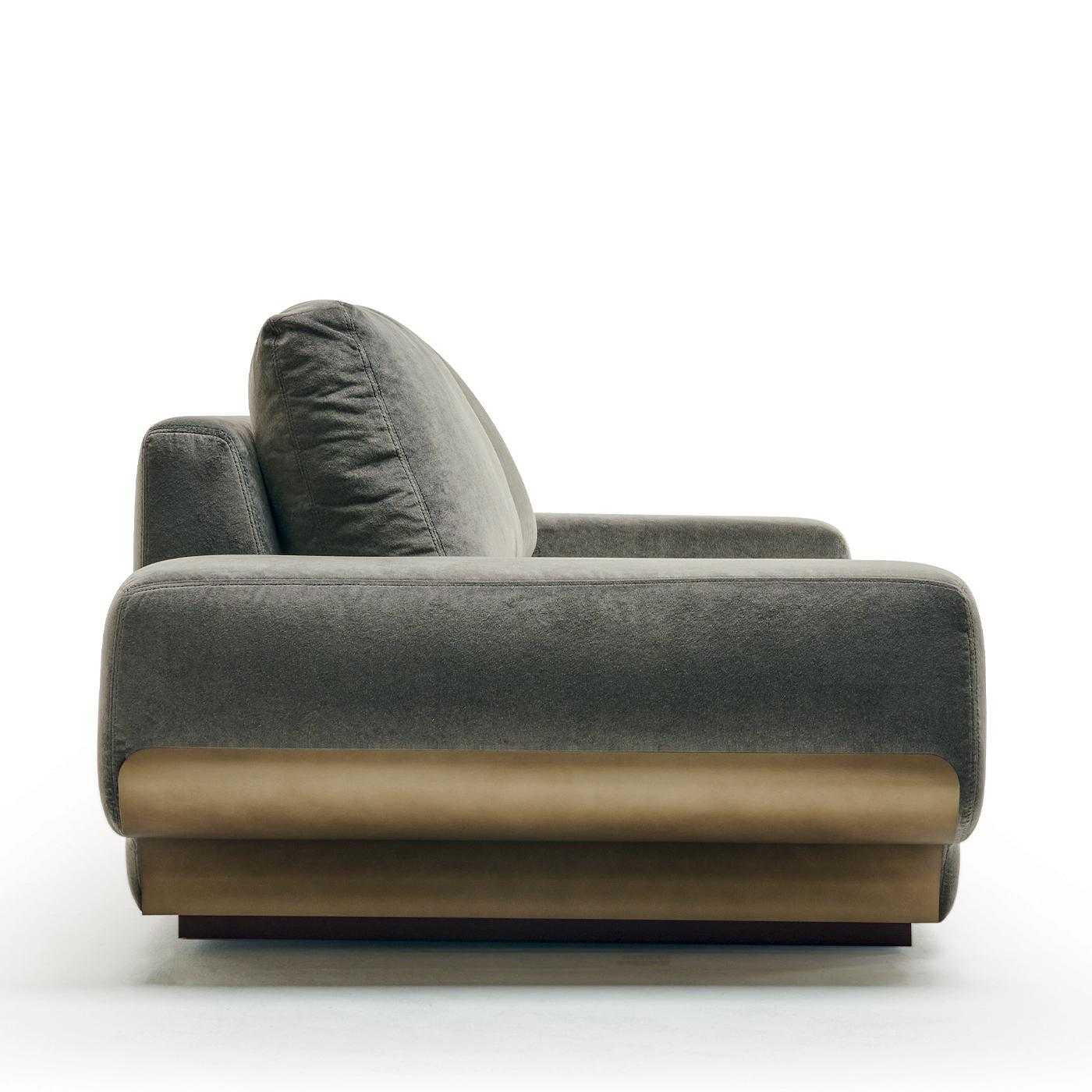 https://a.1stdibscdn.com/milo-gray-fabric-with-aluminum-details-3-seater-sofa-by-zanaboni-for-sale-picture-4/f_17062/f_450905621747664625339/1742299260925_STTRNY_0004_MILO_20_281_29_master.jpg