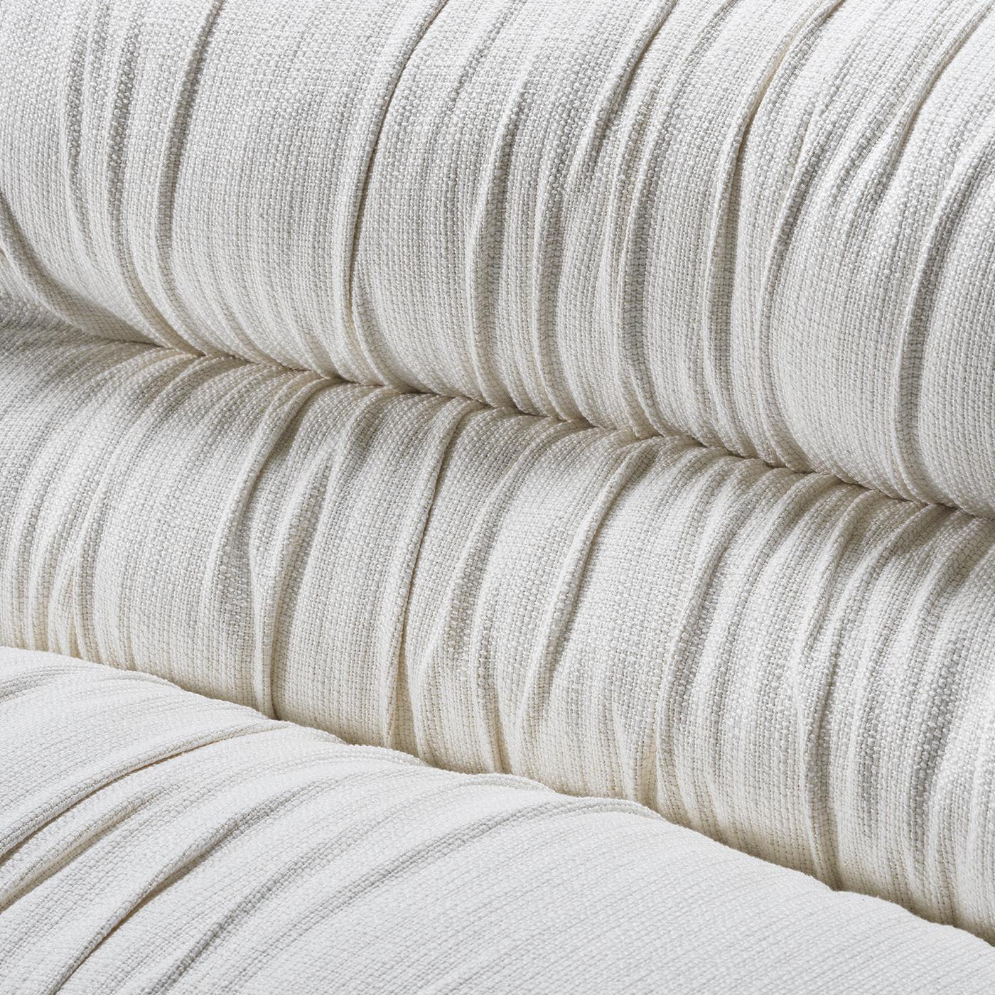 https://a.1stdibscdn.com/mambo-white-modular-sofa-by-lorenza-bozzoli-for-sale-picture-4/f_17062/f_452112621748421258795/1746188522100_ARTANY_0020_MAMBO_20bianco_20dettaglio_2001_master.jpg
