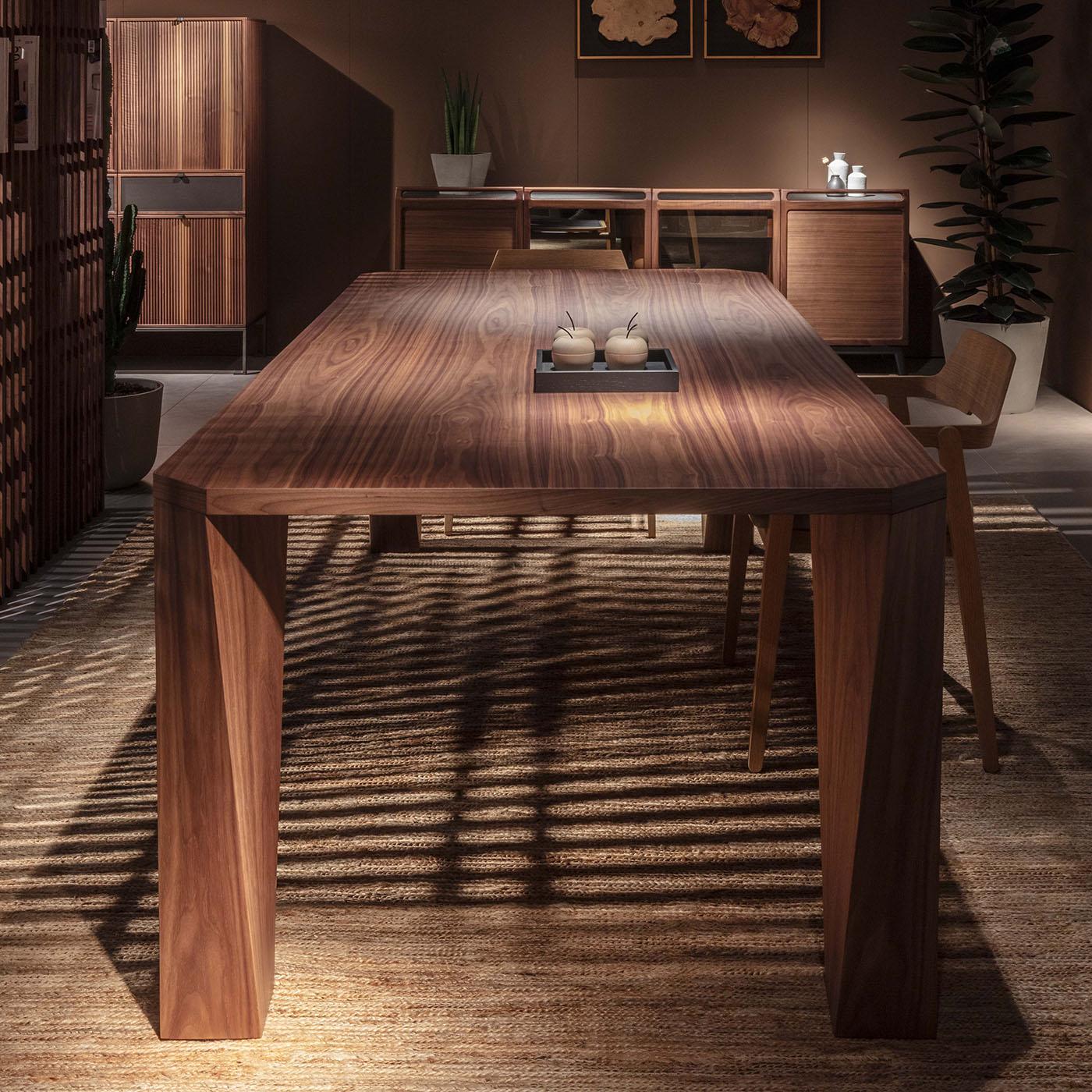 https://a.1stdibscdn.com/super-twist-rectangular-canaletto-walnut-wood-table-for-sale-picture-2/f_17062/f_468548221759153778885/1753280868377_RSAMNY_0018_32A7401_master.jpg
