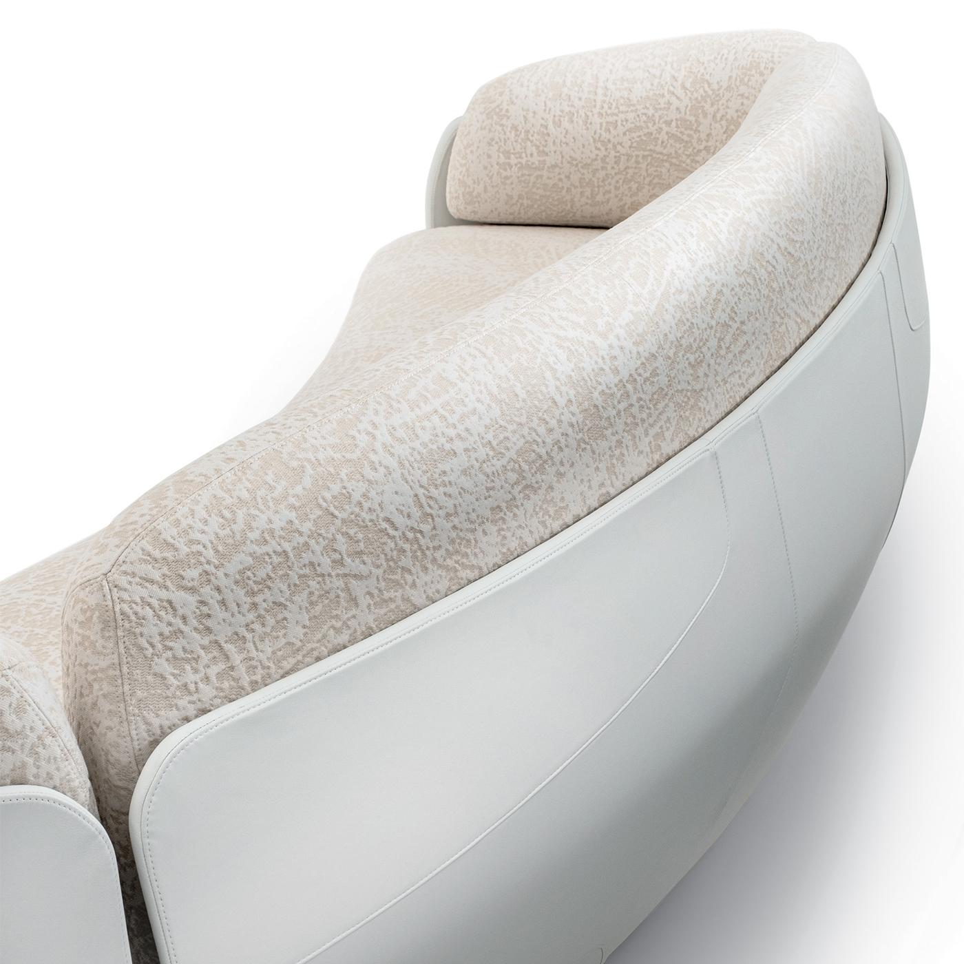https://a.1stdibscdn.com/lorelei-white-leather-three-seat-sofa-for-sale-picture-9/f_17062/f_479980321765797901775/1761322613910_RMMMNY_0019_Giorgetti_SL_Lorelei_sofa_007_HR_master.jpg