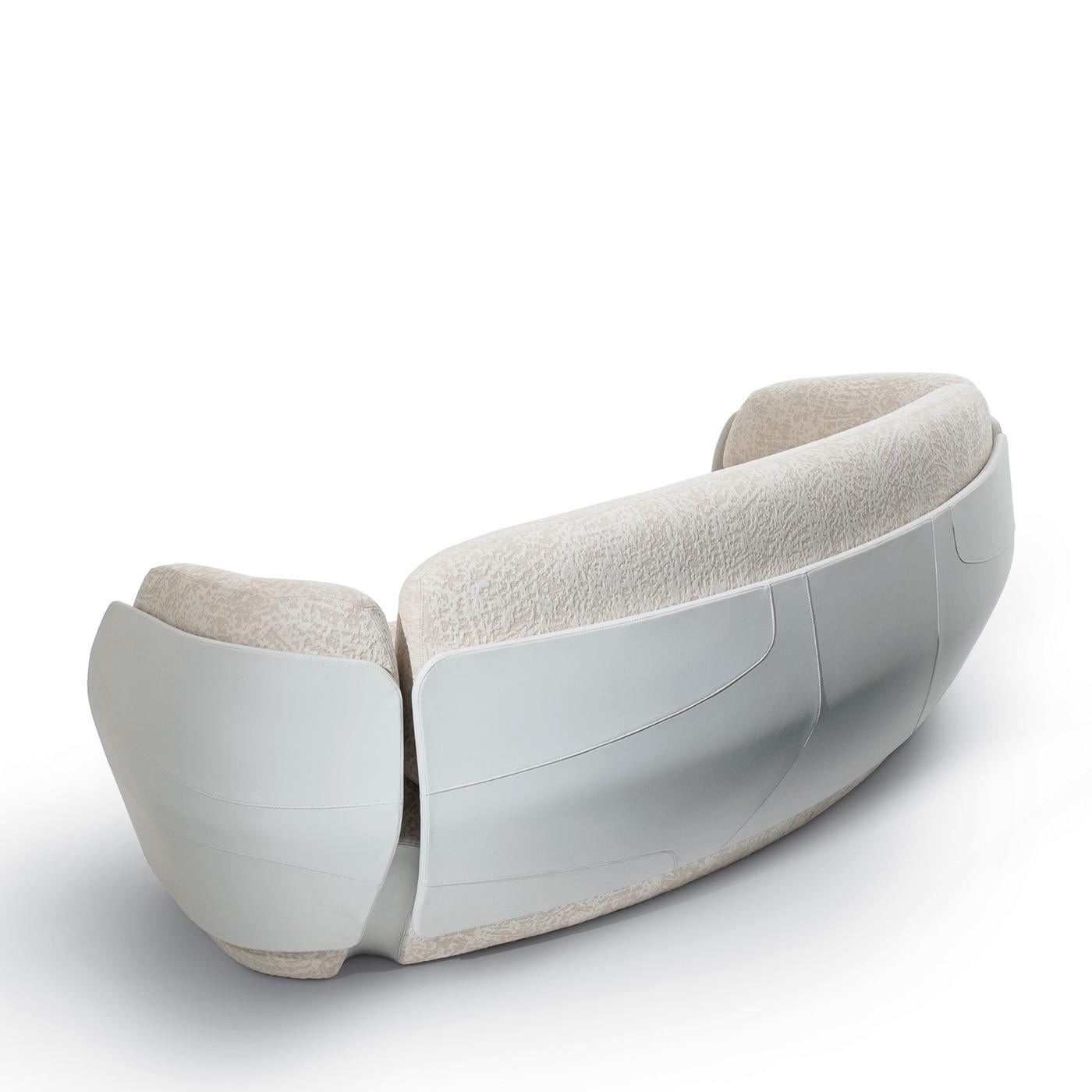 https://a.1stdibscdn.com/lorelei-white-leather-three-seat-sofa-for-sale-picture-4/f_17062/f_479980321765797900730/1761322613951_RMMMNY_0020_Giorgetti_SL_Lorelei_sofa_005_HR_1__master.jpg