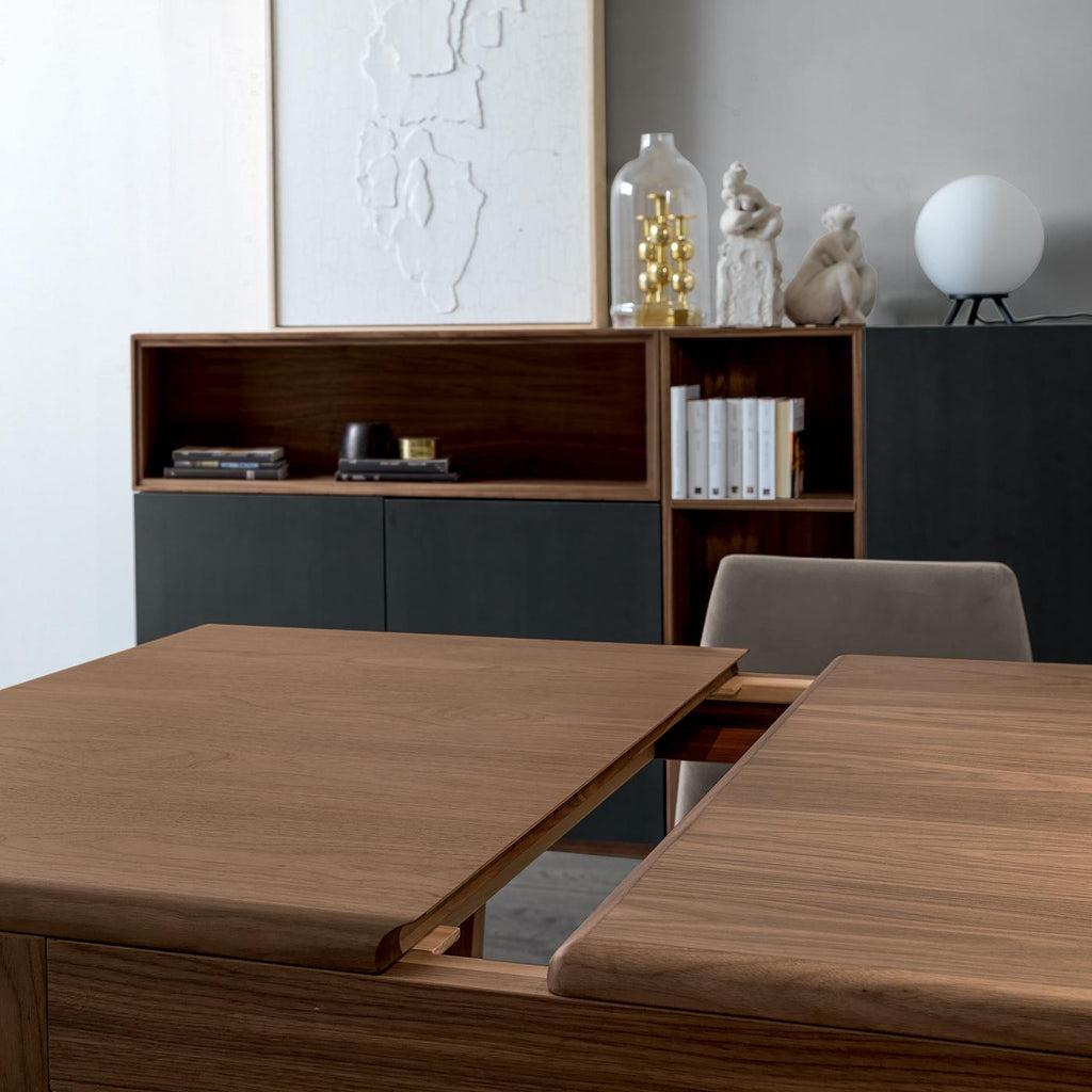https://a.1stdibscdn.com/domino-rectangular-canaletto-walnut-extendable-dining-table-for-sale-picture-2/f_17062/f_483229621768407123862/1764252867157_ESRTNY_0023_C16_DetTavolo_1__master.jpg