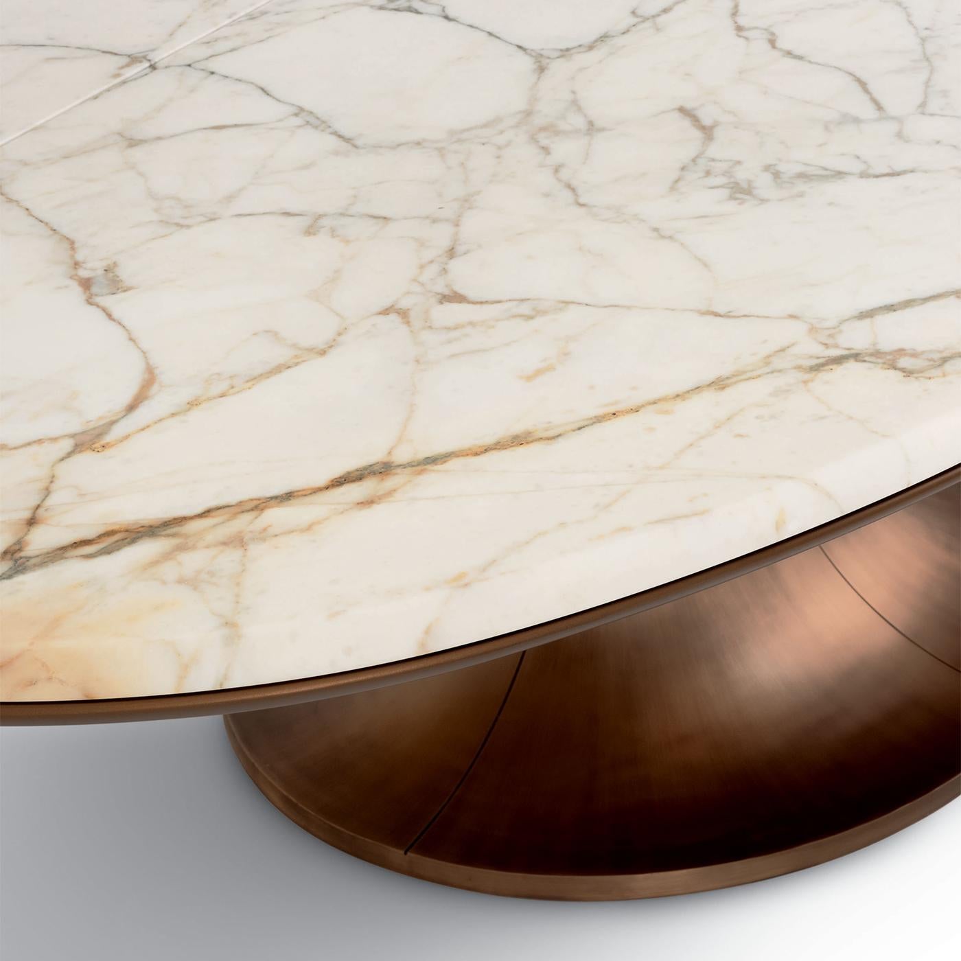 https://a.1stdibscdn.com/mizar-cast-bronze-base-with-calacatta-marble-top-small-dining-table-for-sale-picture-2/f_17062/f_483887221768838071737/1765297705626_RATENY_0041_Giorgetti_SL_Mizar_table_003_HR_master.jpg
