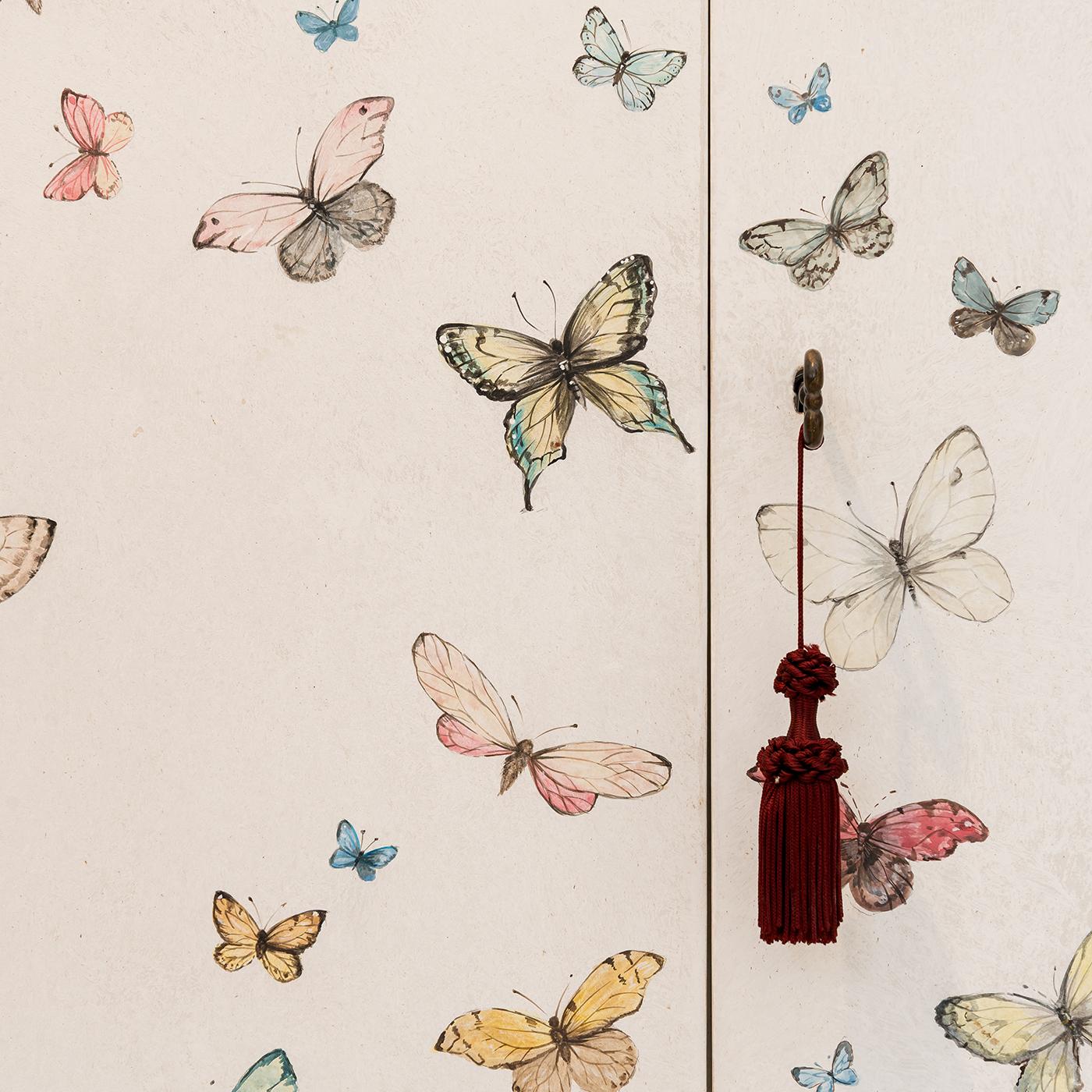 https://a.1stdibscdn.com/barberini-small-chalky-white-with-butterflies-cabinet-for-sale-picture-10/f_17062/f_487805821770912703205/1768213770855_ESRTNY_0032_MAU09388_1__master.jpg