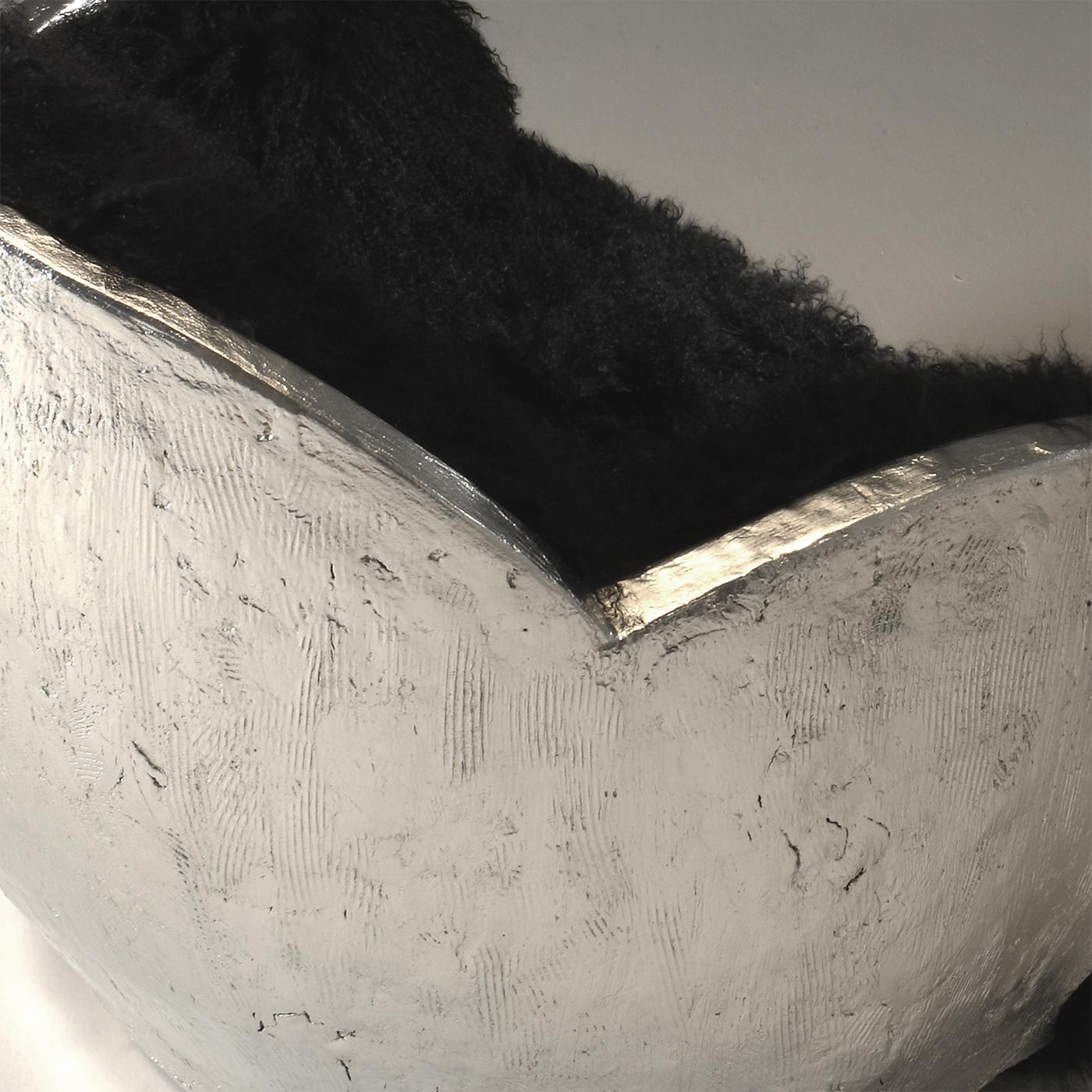 https://a.1stdibscdn.com/egg-lush-silver-and-black-fur-swivel-armchair-for-sale-picture-8/f_17062/f_487784821770905575988/1769180267285_RMSENY_0007_Poltronauovofogliaargento_1__master.jpg