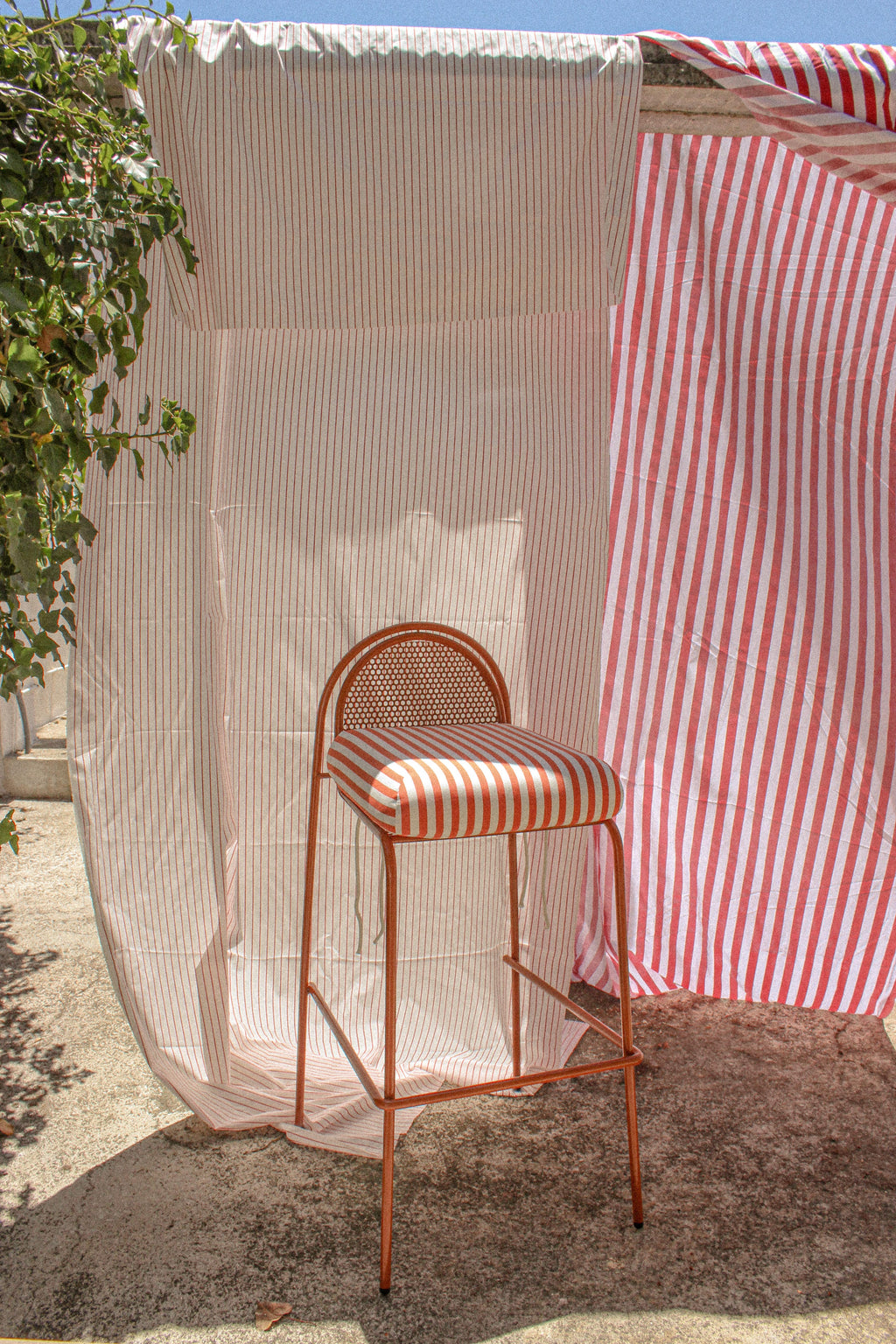 https://a.1stdibscdn.com/contemporary-riviera-bar-chair-in-lacquered-ivory-metal-for-outdoors-for-sale-picture-11/f_40973/f_456965721751469303450/17_master.jpg