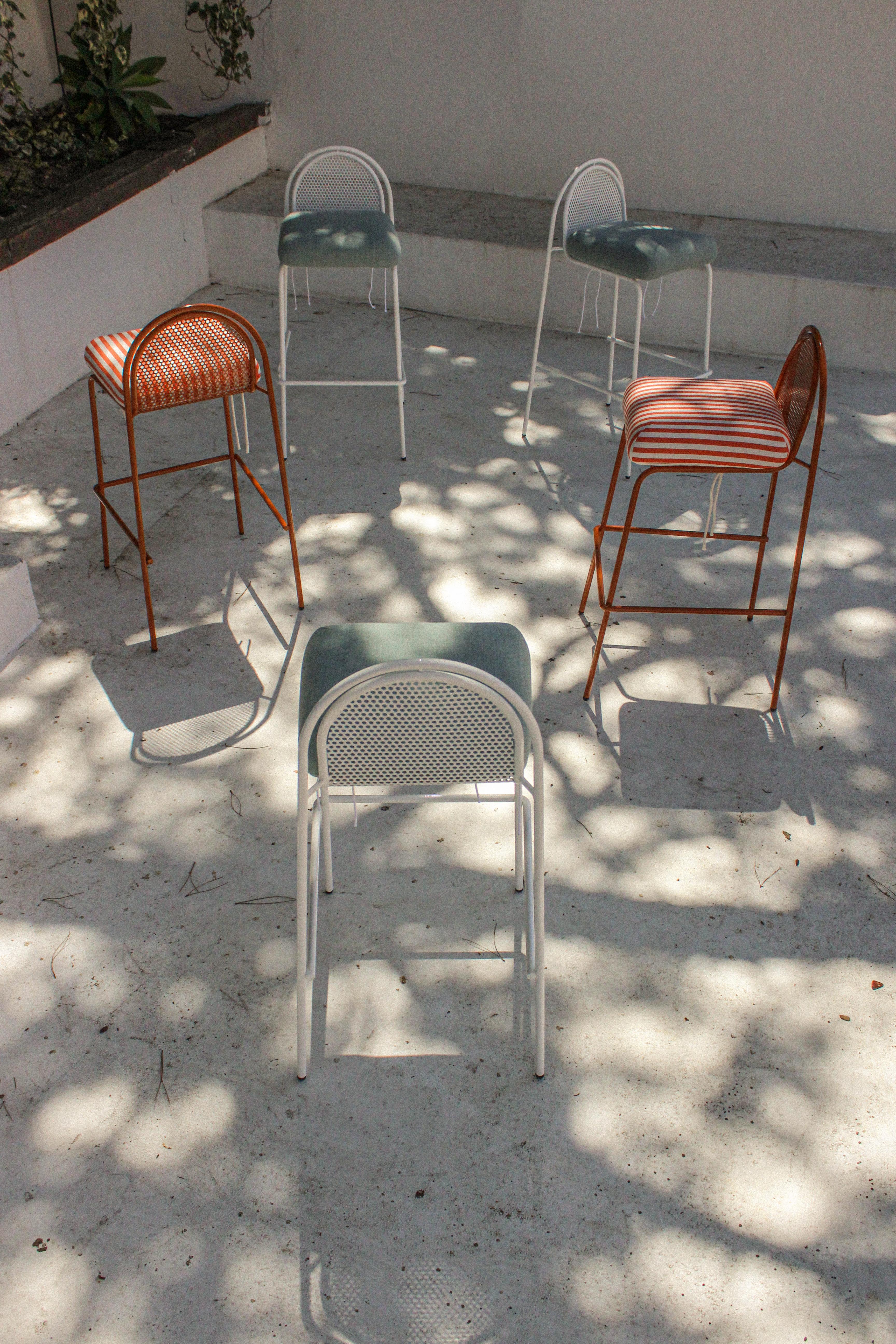 https://a.1stdibscdn.com/contemporary-riviera-bar-chair-in-lacquered-salmon-metal-for-outdoors-for-sale-picture-2/f_40973/f_386553621746629964451/18_master.jpg