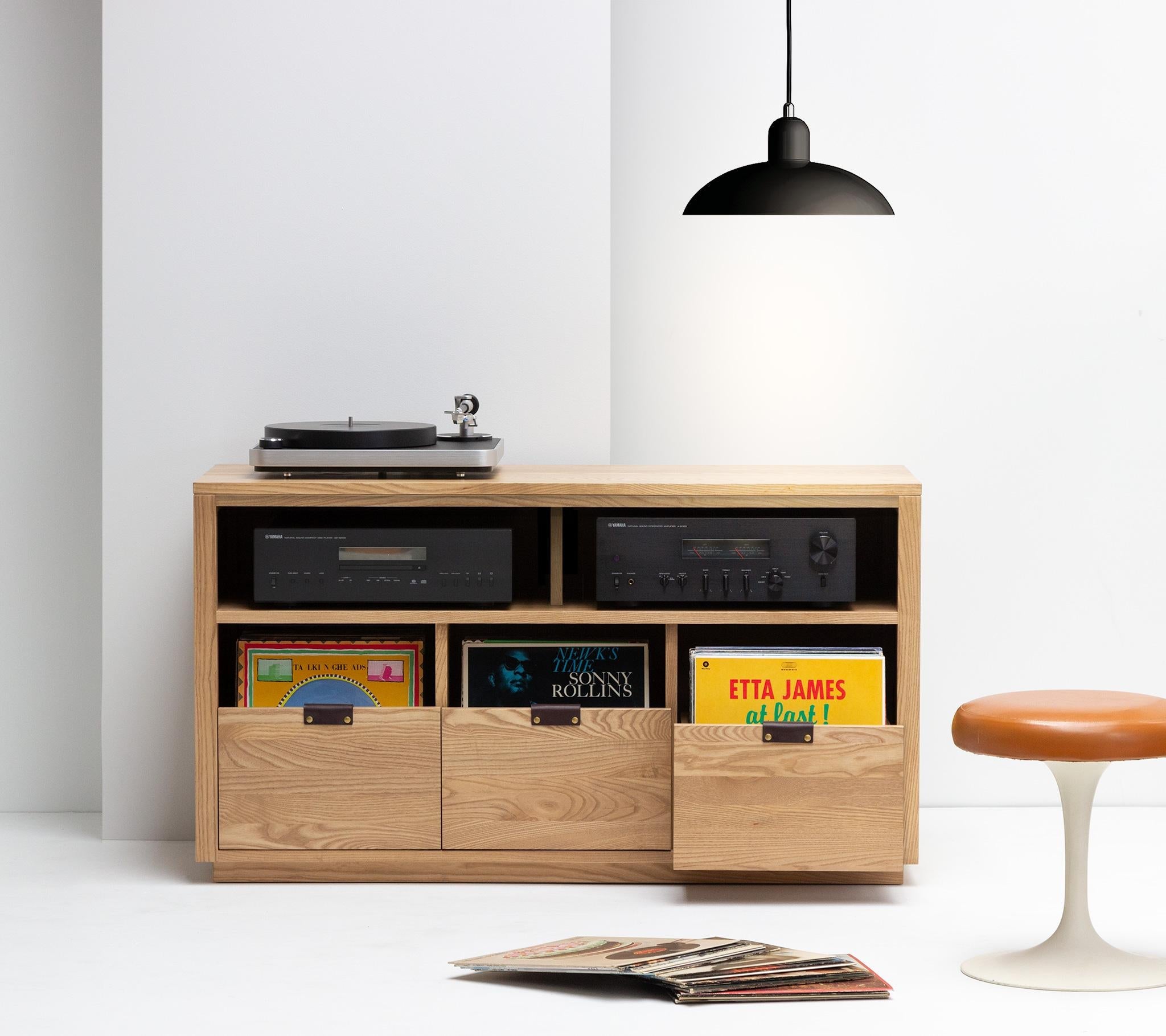 https://a.1stdibscdn.com/dovetail-vinyl-storage-cabinet-2-x-25-with-equipment-shelf-for-sale-picture-3/f_27523/f_139981421552494354143/190225_BlockShoot_0204_Edit_master.jpg