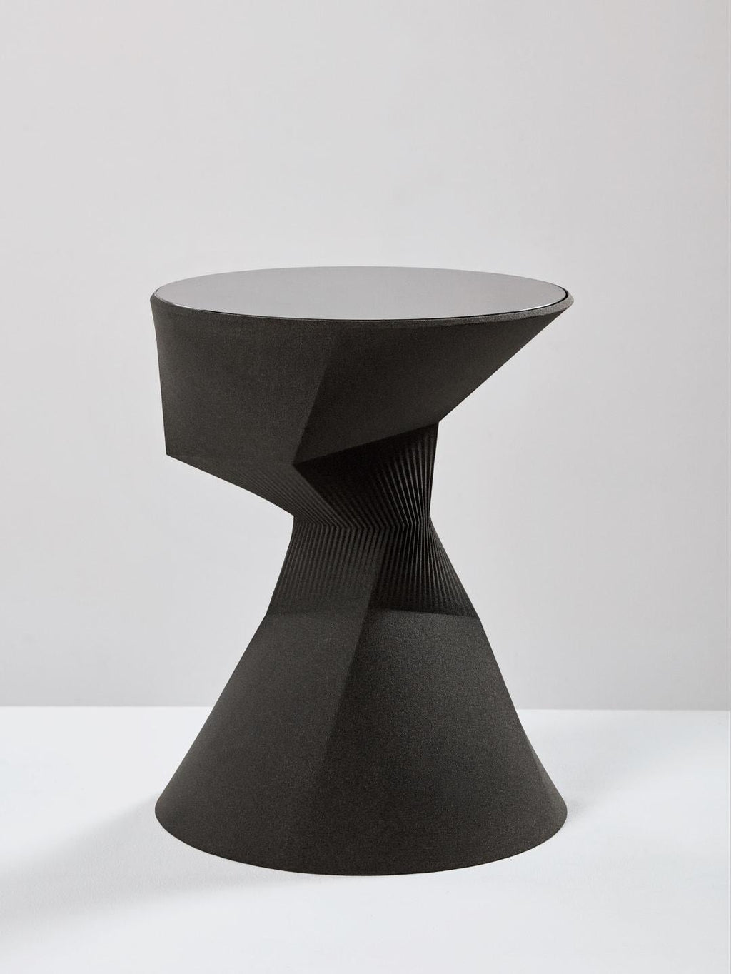 https://a.1stdibscdn.com/pleat-table-high-for-sale-picture-2/f_58512/f_256139721633533603672/191027_Rive_Roshan_3984_master.jpg