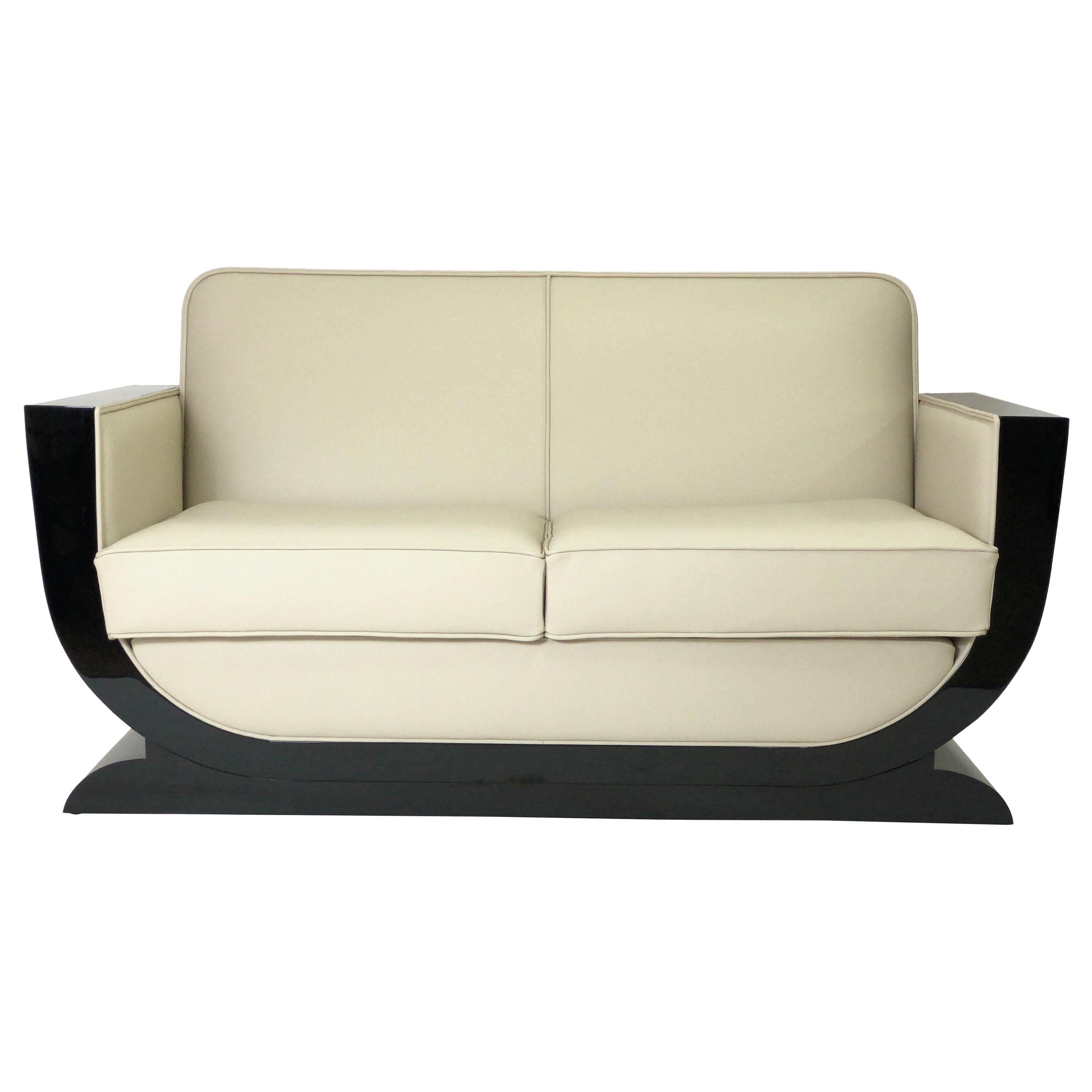 https://a.1stdibscdn.com/u-shaped-black-and-white-art-deco-style-couch-with-black-piano-lacquer-for-sale/1121189/f_192042621590512188670/19204262_master.jpeg