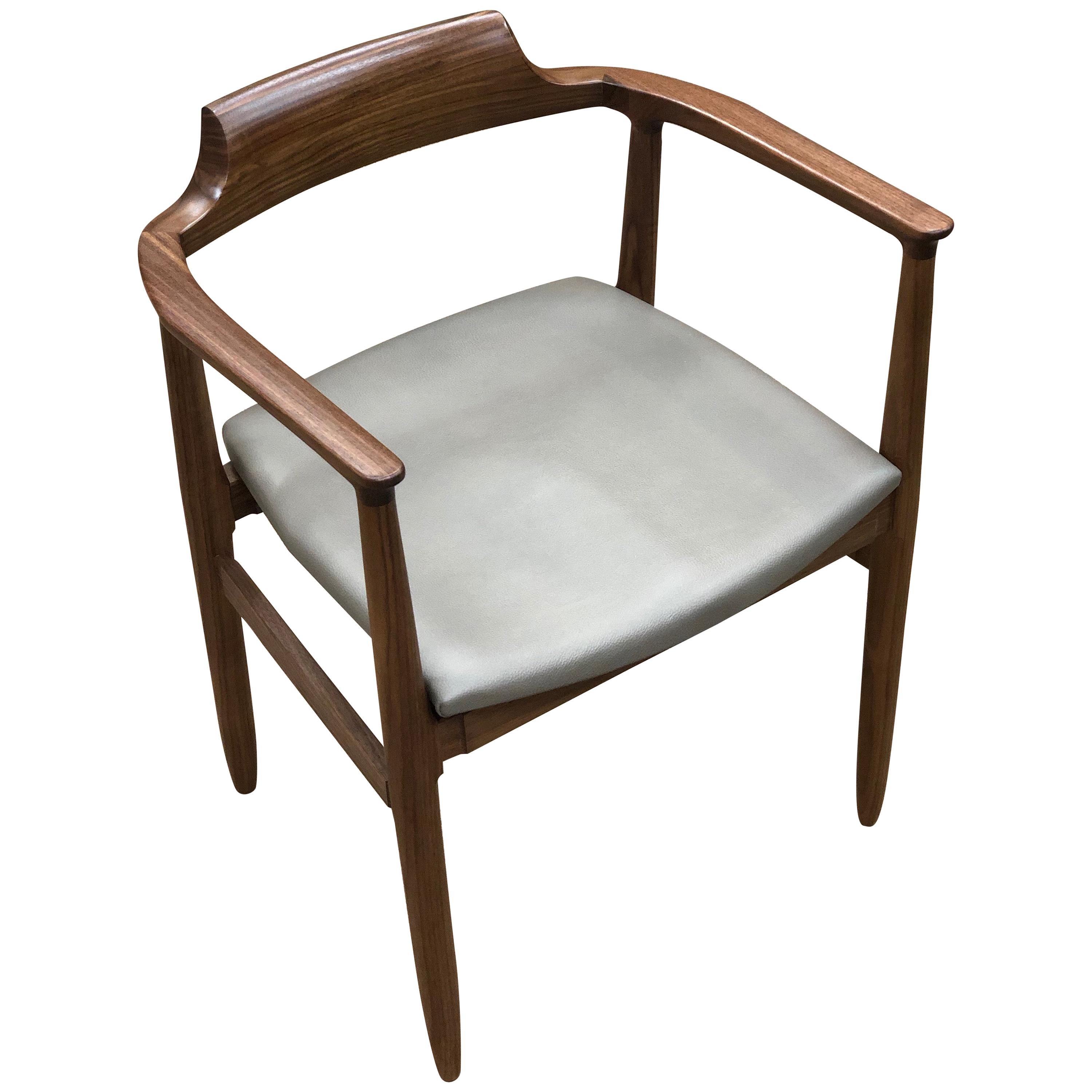 https://a.1stdibscdn.com/henry-the-armchair-in-walnut-with-leather-upholstery-for-sale/1121189/f_196890521593681190632/19689052_master.jpeg