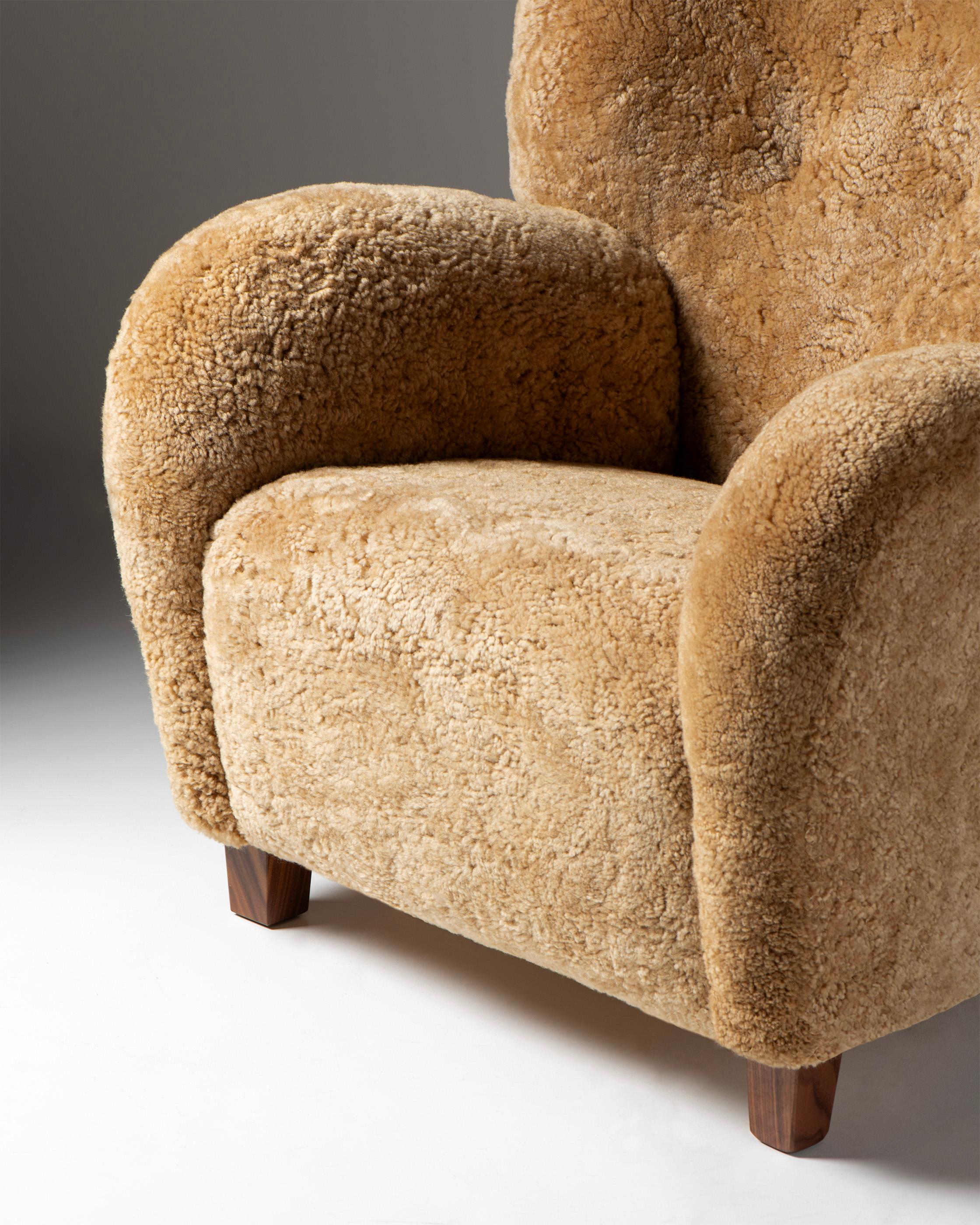 https://a.1stdibscdn.com/pair-of-karu-lounge-chairs-in-maple-sheepskin-by-dagmar-for-sale-picture-4/f_13332/f_485419921769549374274/1D_Karu_Chair_SK_Maple_Walnut_Detail_1_master.jpg