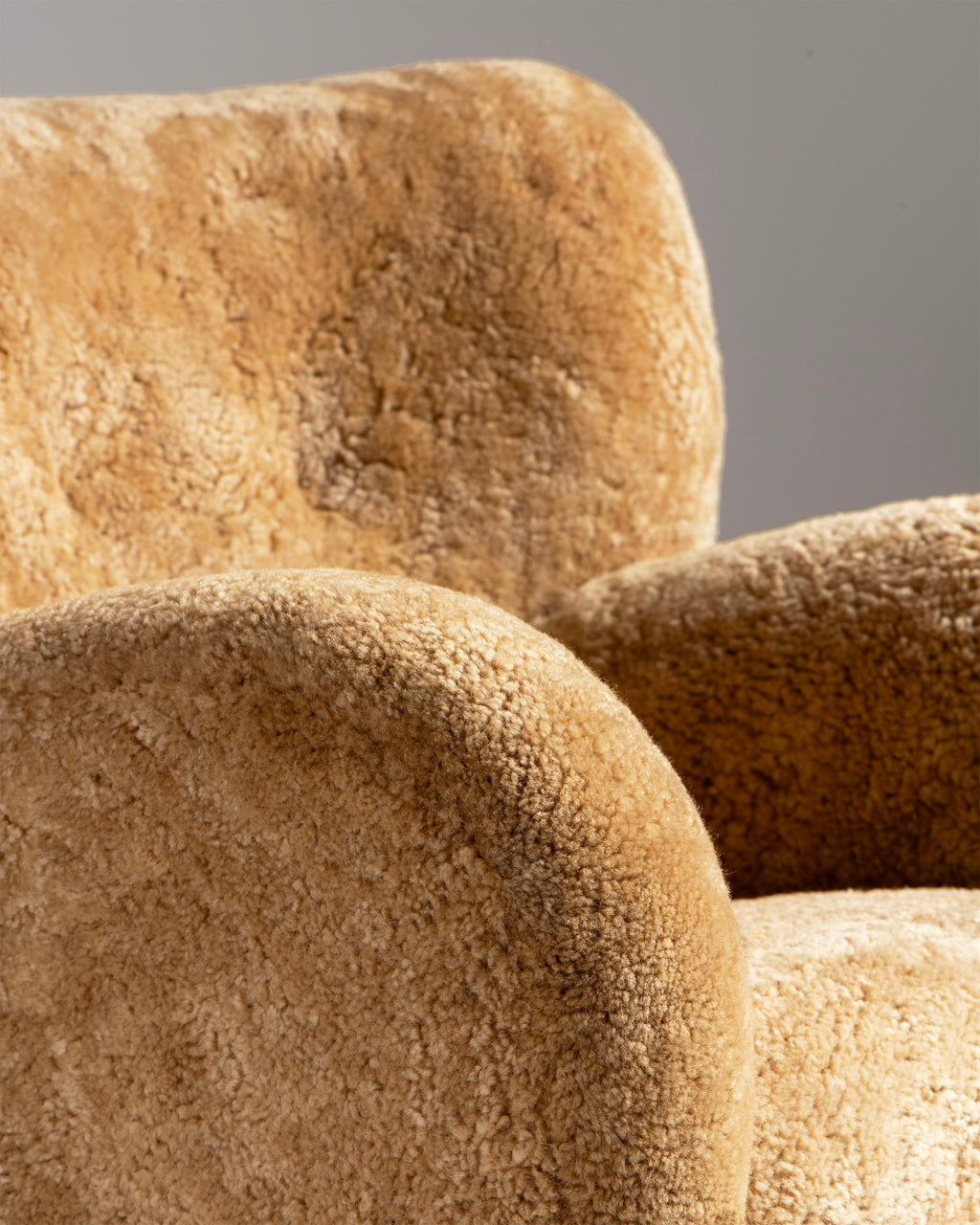https://a.1stdibscdn.com/pair-of-karu-lounge-chairs-in-maple-sheepskin-by-dagmar-for-sale-picture-6/f_13332/f_485419921769549374262/1D_Karu_Chair_SK_Maple_Walnut_Detail_2_master.jpg