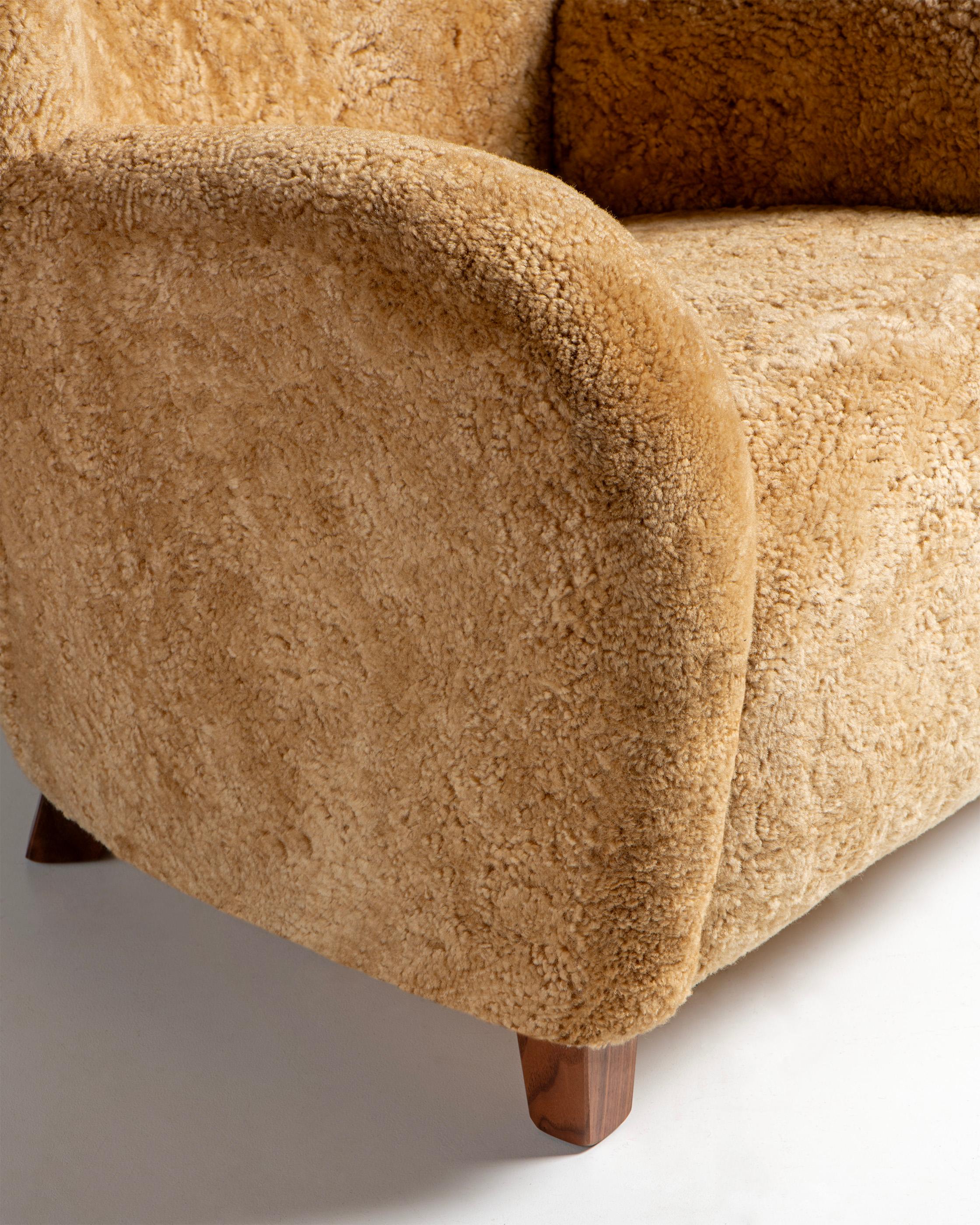 https://a.1stdibscdn.com/karu-lounge-chair-in-maple-sheepskin-by-dagmar-for-sale-picture-7/f_13332/f_485420721769549648565/1D_Karu_Chair_SK_Maple_Walnut_Detail_3_master.jpg