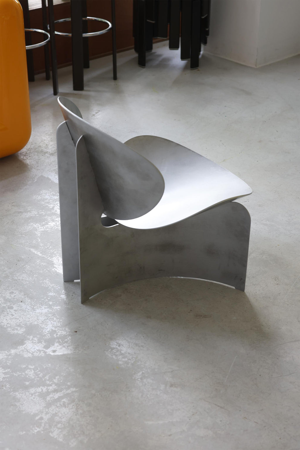 https://a.1stdibscdn.com/r400-chair-in-silver-matte-aluminum-by-arno-hoogland-for-sale-picture-4/f_12192/f_489603921771951165801/1F8A4877s_master.jpg