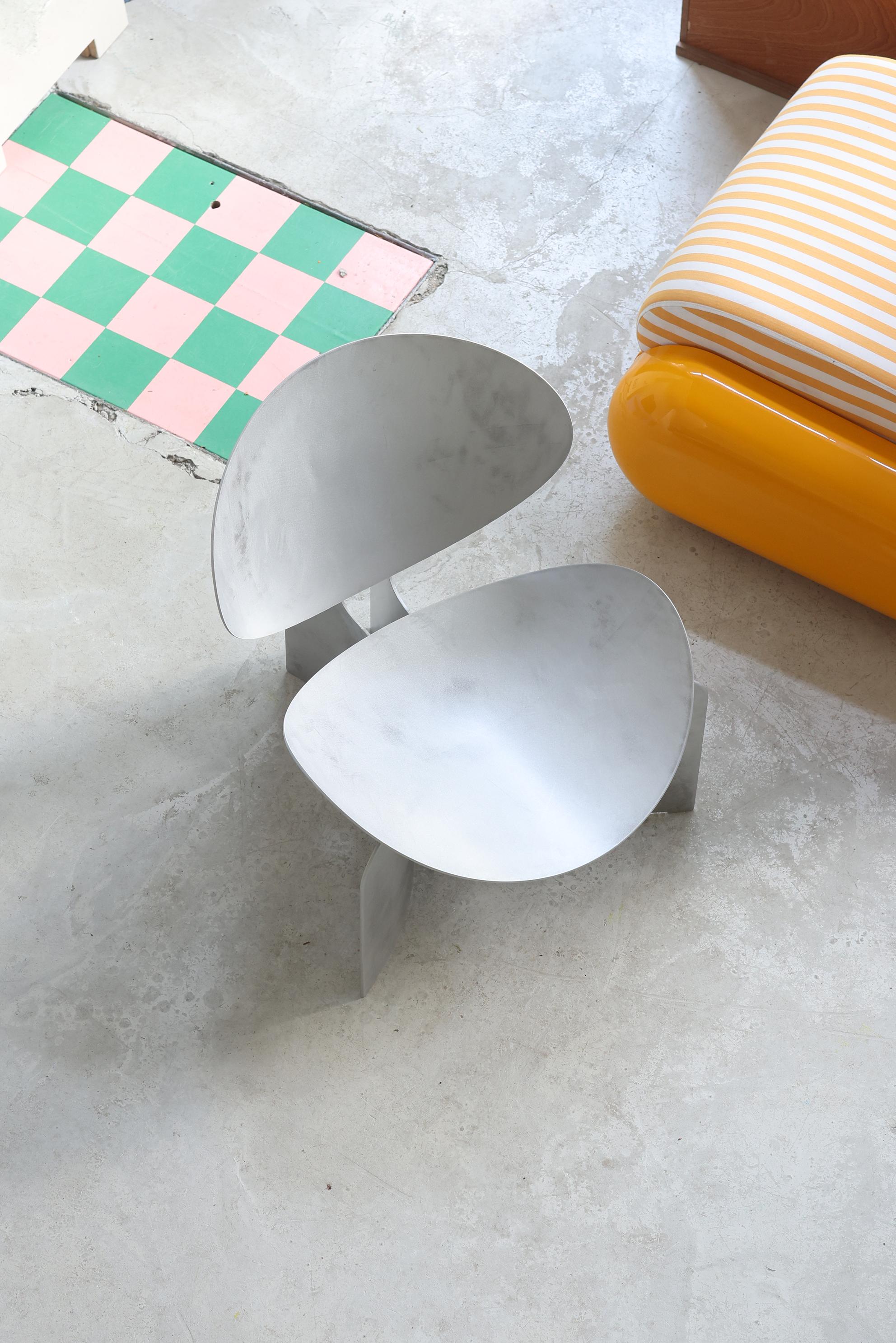 https://a.1stdibscdn.com/r400-chair-in-silver-matte-aluminum-by-arno-hoogland-for-sale-picture-5/f_12192/f_489603921771951165665/1F8A4884s_master.jpg