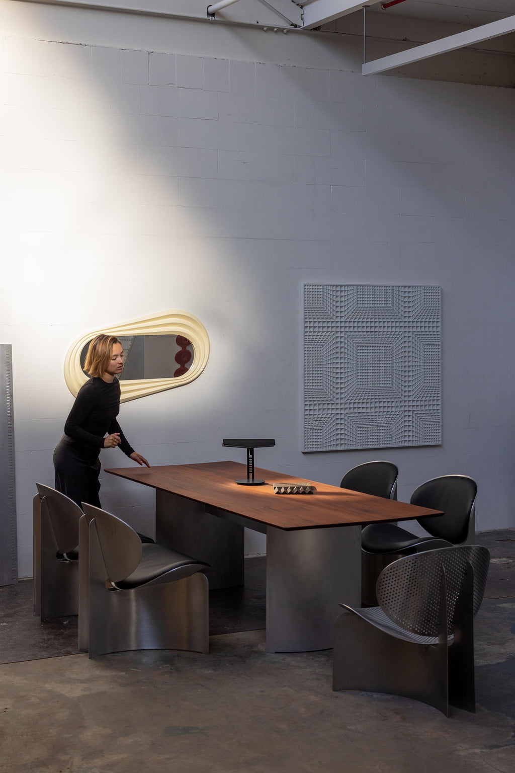 https://a.1stdibscdn.com/r400-chair-in-silver-matte-aluminum-by-arno-hoogland-for-sale-picture-6/f_12192/f_489603921771951214011/1F8A5092small_master.jpg