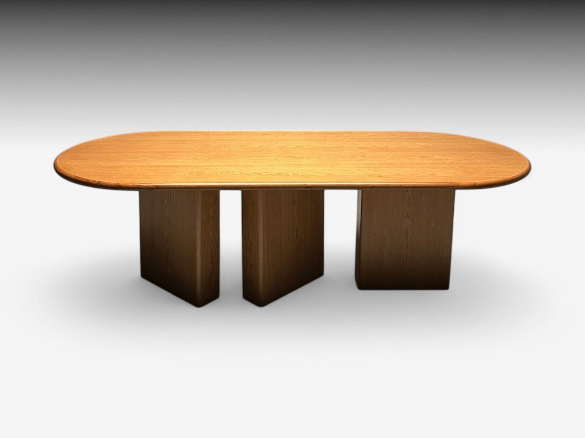 https://a.1stdibscdn.com/organic-modern-solid-oak-handcrafted-pedestal-oval-dining-table-21st-c-for-sale-picture-2/f_8632/f_462275621754942086213/1_ecm_4614_IMAGE_1684544641759_1700675218147_1_fullGallery_1737657028592_IMG_1684_Photoroom_master.jpeg