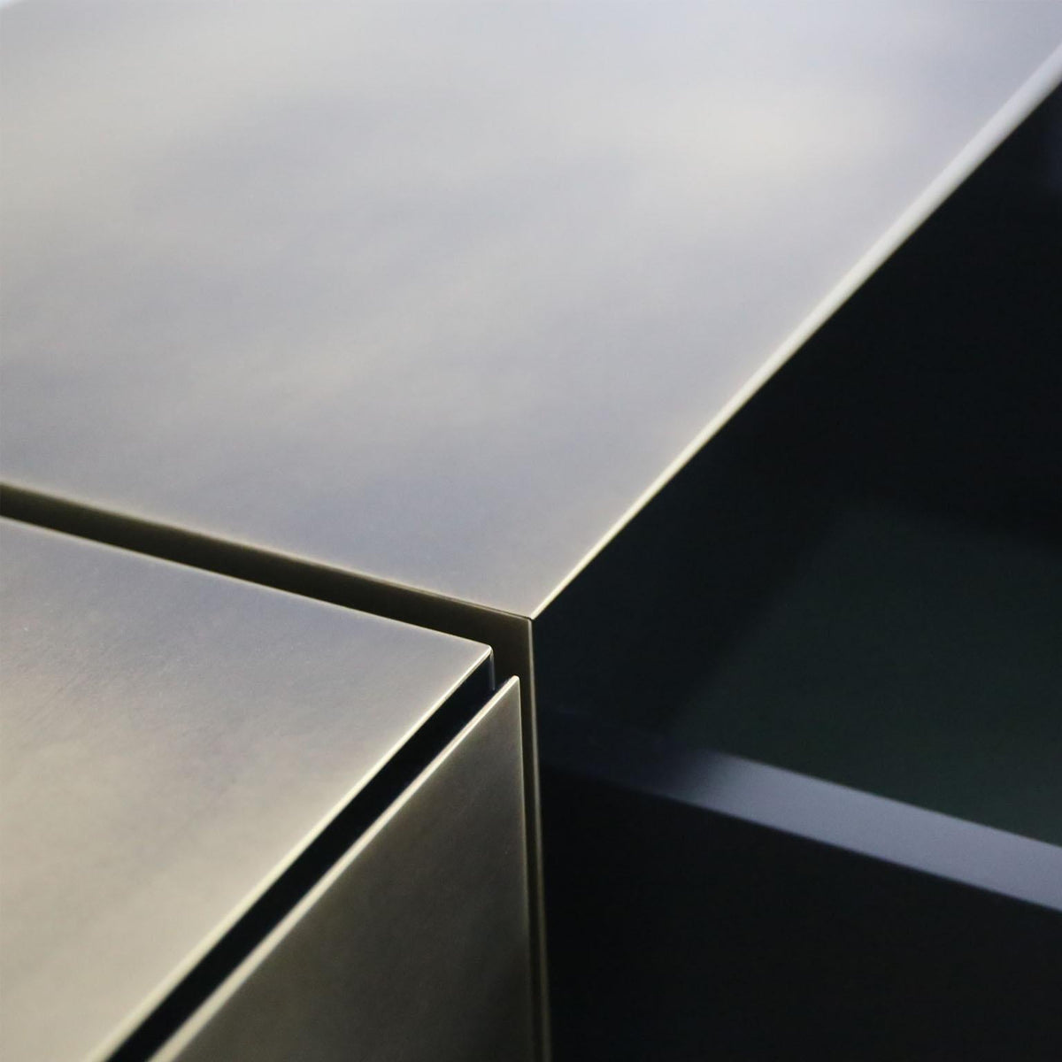 https://a.1stdibscdn.com/modern-floating-brass-side-table-for-sale-picture-2/f_55202/f_370959921700038627552/1stDibs_BST_2_master.jpg