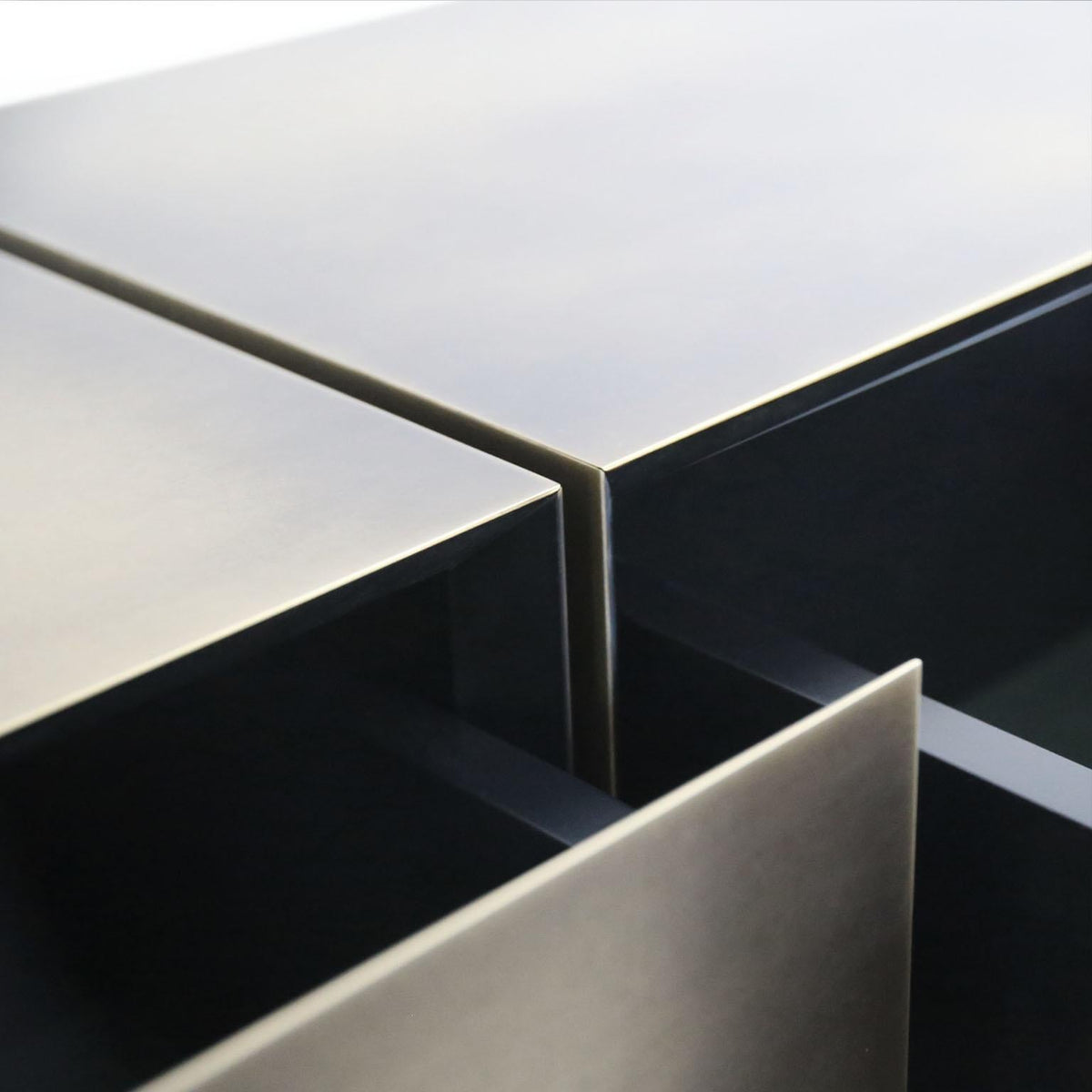 https://a.1stdibscdn.com/modern-floating-brass-side-table-for-sale-picture-3/f_55202/f_370959921700038627987/1stDibs_BST_3_master.jpg