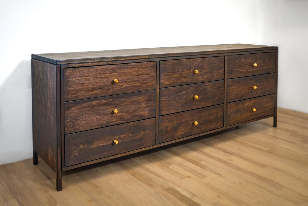 https://a.1stdibscdn.com/walnut-dresser-continuous-grain-drawer-fronts-bookmatched-for-sale-picture-6/f_55692/f_390834521711909479872/1st_DIBS_master.jpg