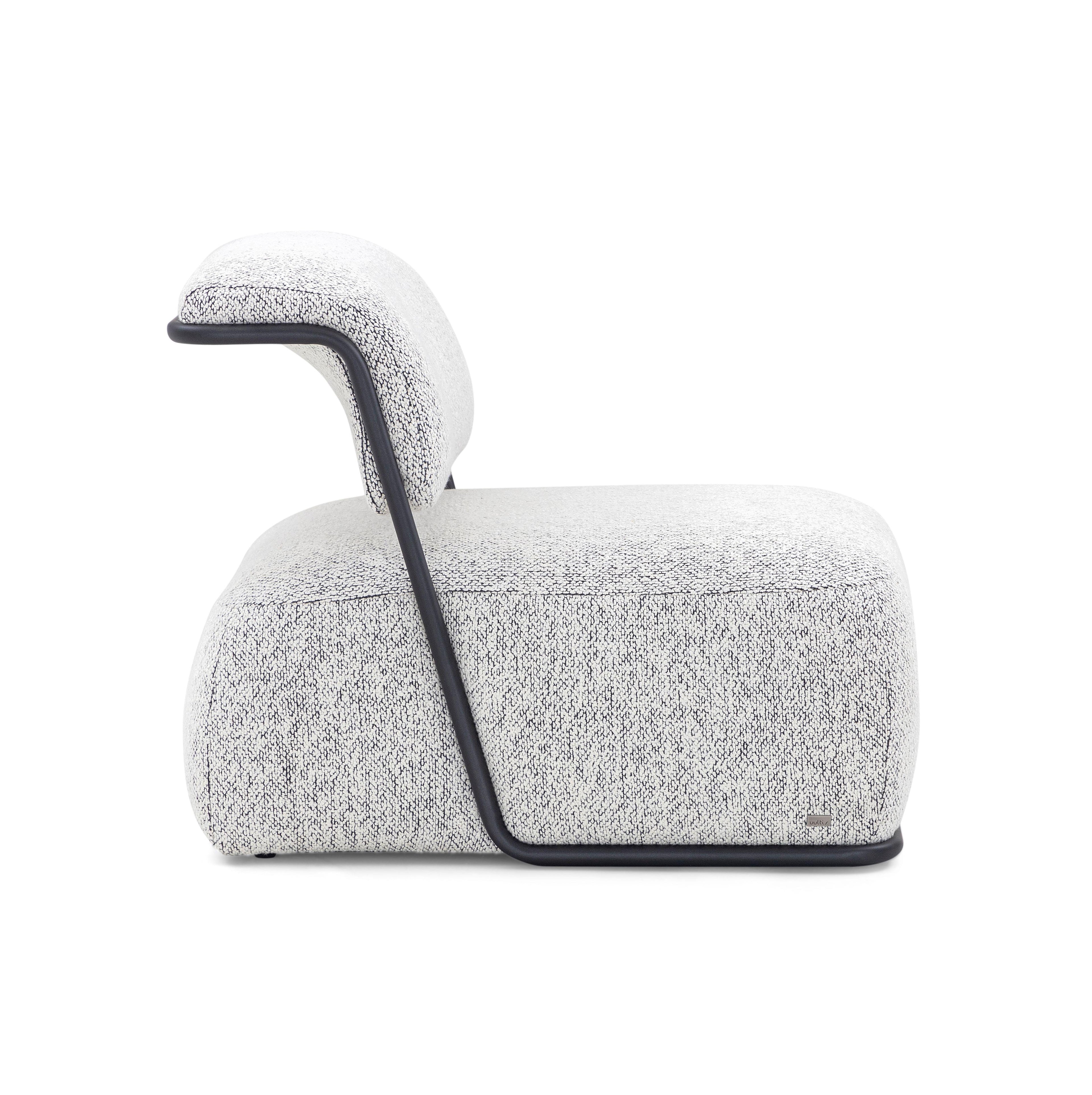 https://a.1stdibscdn.com/mono-slipper-chair-in-black-metal-and-white-and-black-fabric-for-sale-picture-3/f_52822/f_407066821721417912666/1u1omnOoxwwPIcEv2RCw__master.jpg