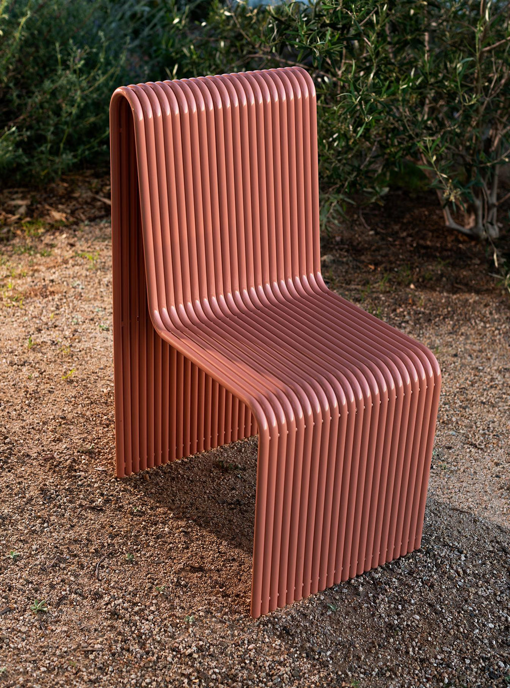 https://a.1stdibscdn.com/customizable-powdercoated-aluminum-indoor-outdoor-ribbon-chair-by-laun-for-sale-picture-2/f_37133/f_329006321677024189537/200502_LAUN_DG_01_small_master.jpg