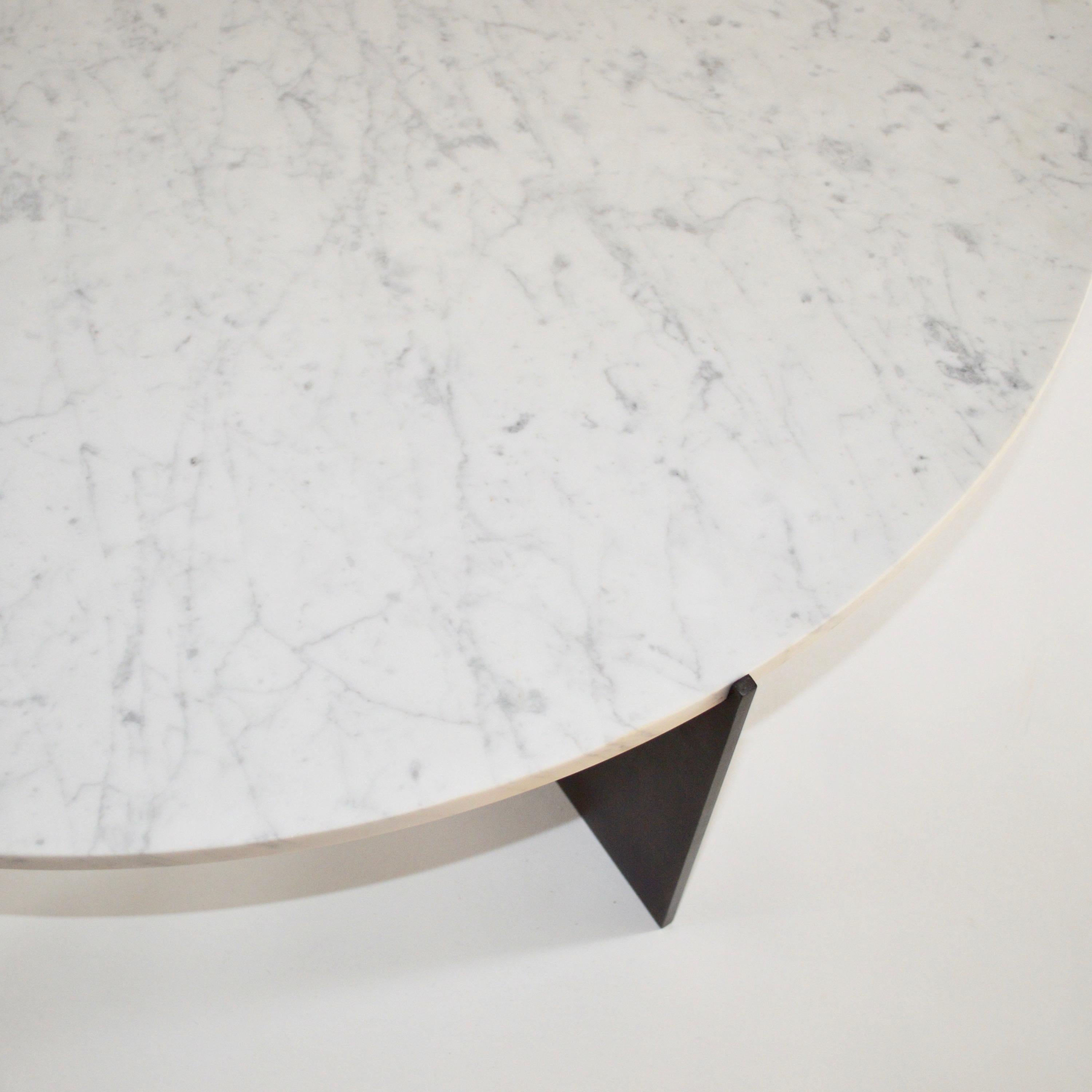 https://a.1stdibscdn.com/eclipse-round-coffee-table-black-stainless-steel-base-and-honed-granite-top-for-sale-picture-2/f_57062/f_238435621621449296665/2016_05_17_21_04_34_master.jpg
