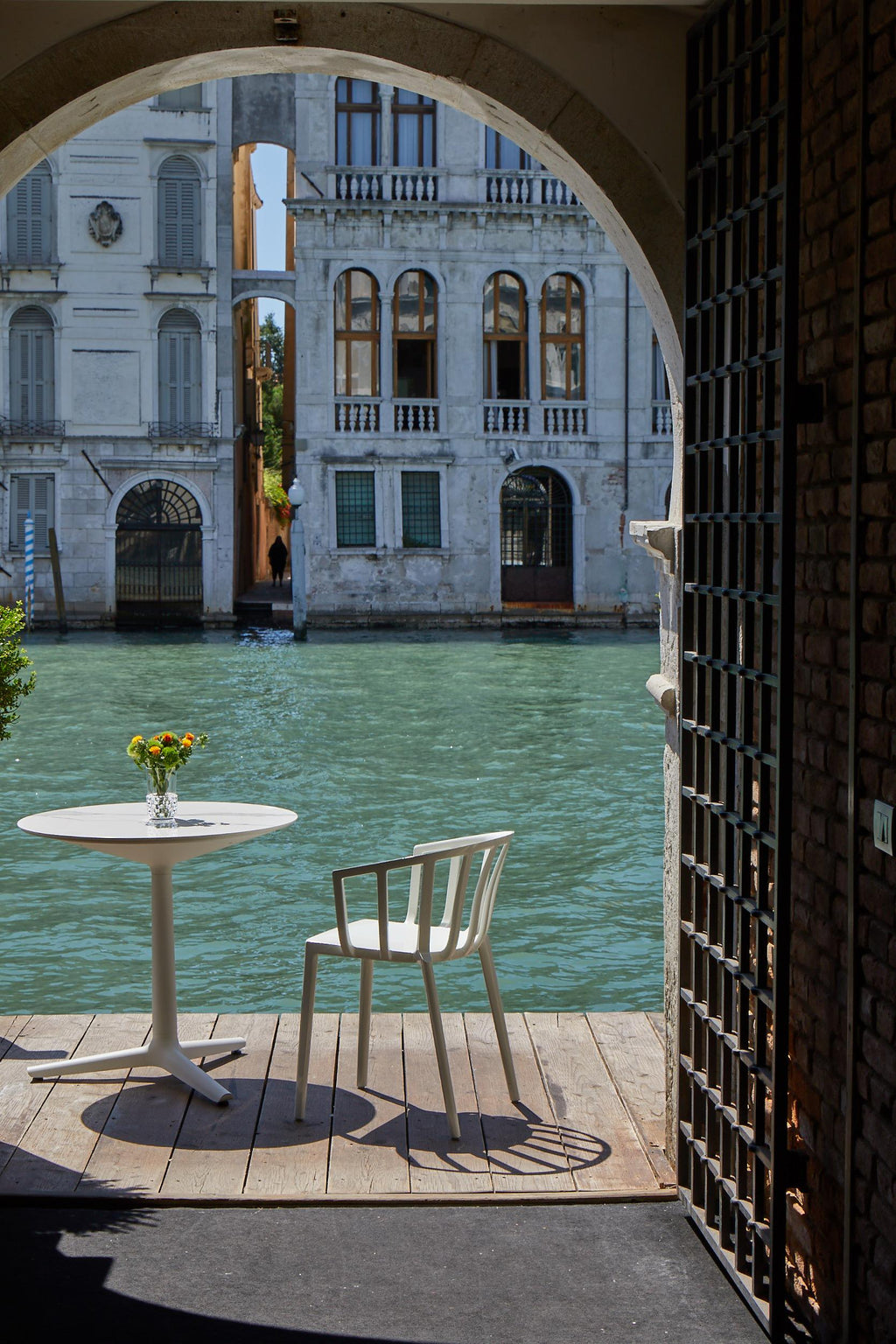 https://a.1stdibscdn.com/set-of-2-kartell-venice-chairs-in-glossy-sage-green-by-philippe-starck-for-sale-picture-5/f_45362/f_242643121624381649560/2018_06_18_19_20_LG_KARTELL_18_0761_master.jpg