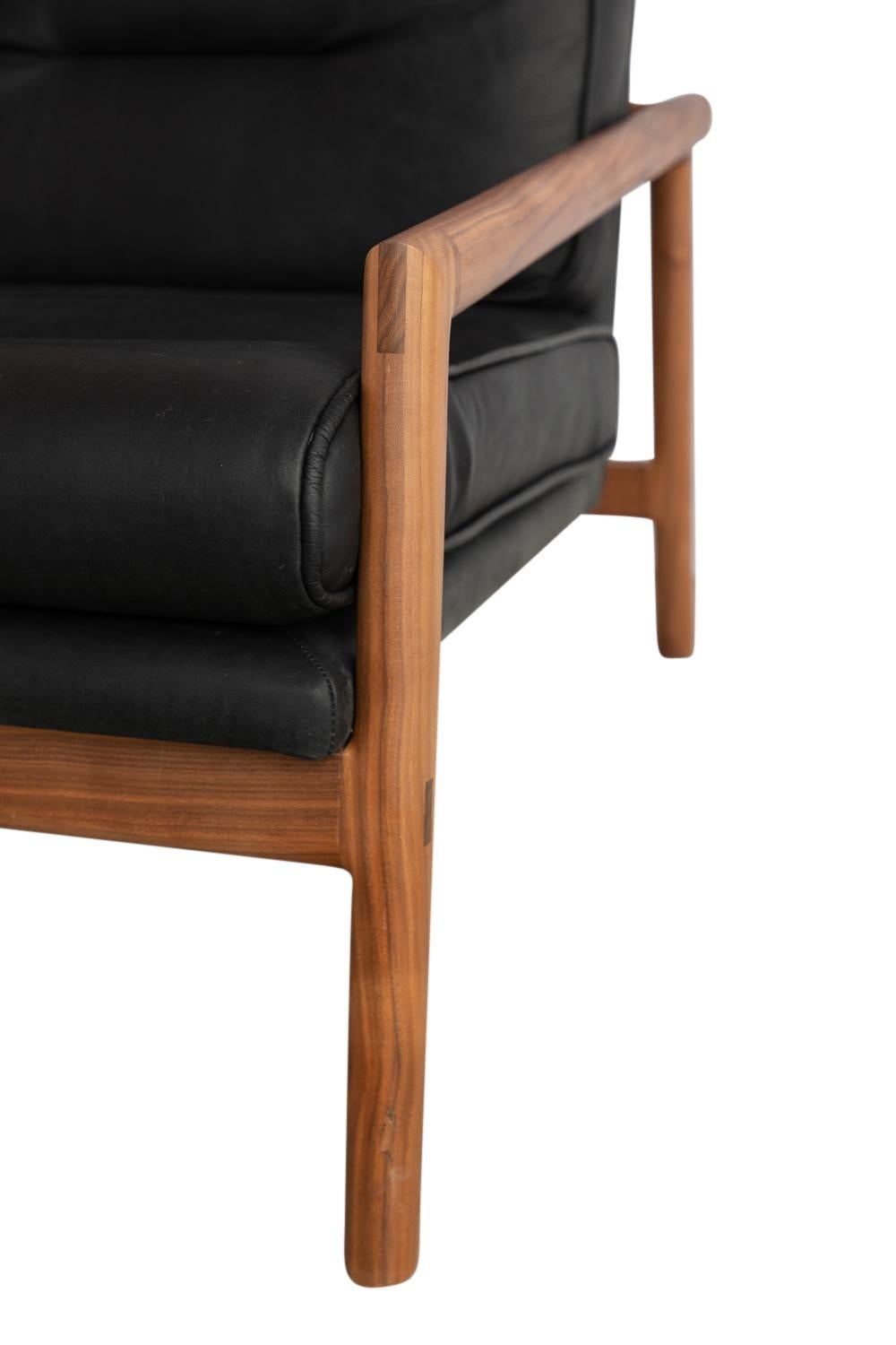 https://a.1stdibscdn.com/hand-crafted-walnut-moresby-sofa-with-custom-linen-or-leather-upholstery-for-sale-picture-4/f_24193/1578806257799/20190725_chris_earl_0126_master.jpg