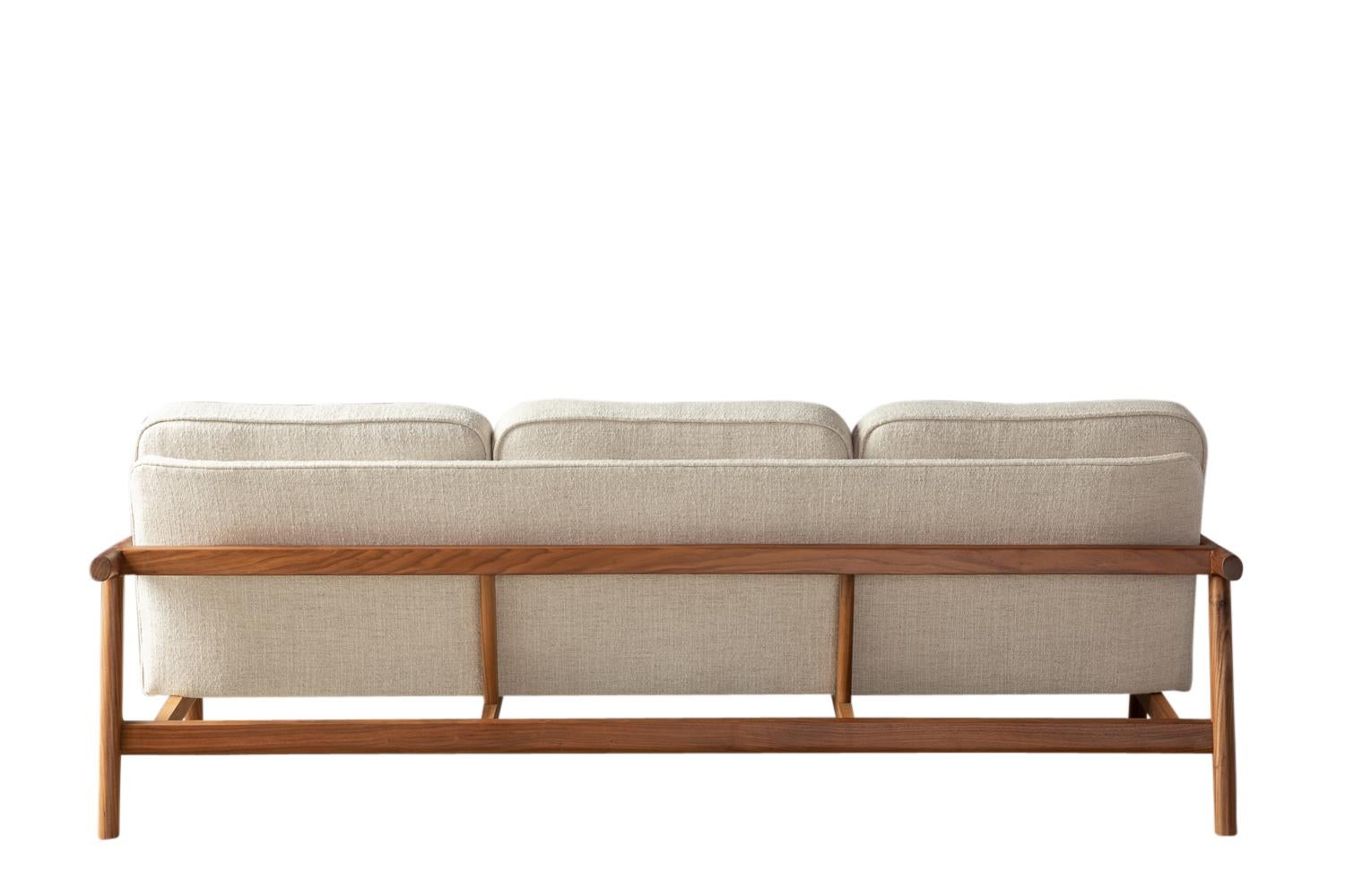 https://a.1stdibscdn.com/hand-crafted-walnut-moresby-sofa-with-custom-linen-or-leather-upholstery-for-sale-picture-6/f_24193/1578806267018/20190725_chris_earl_0208_master.jpg