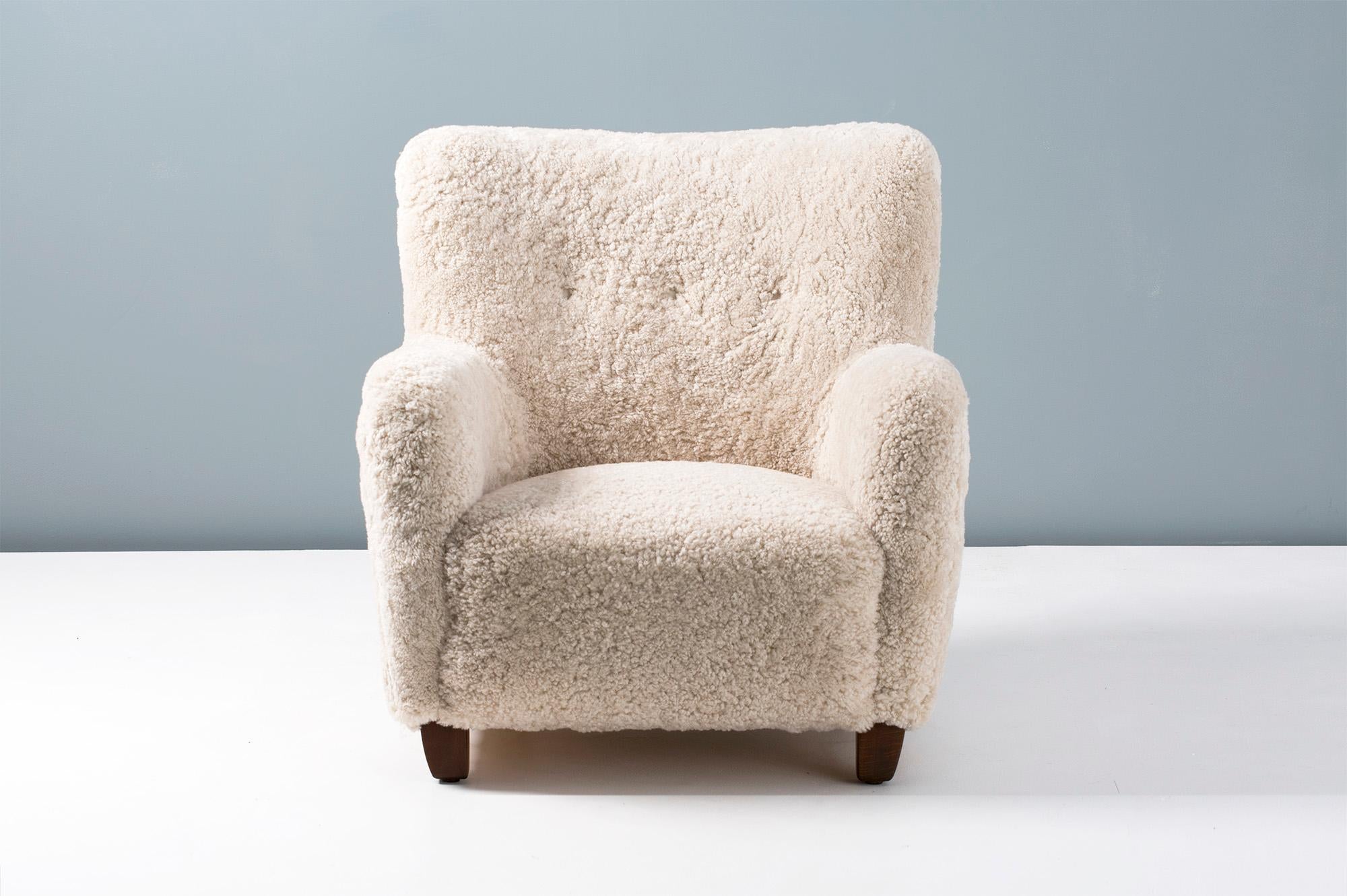 https://a.1stdibscdn.com/custom-made-danish-modern-style-sheepskin-armchair-for-sale-picture-2/f_13332/f_311680421667660417080/20191206_DagmarLondon_Batch_04422708_master.jpg