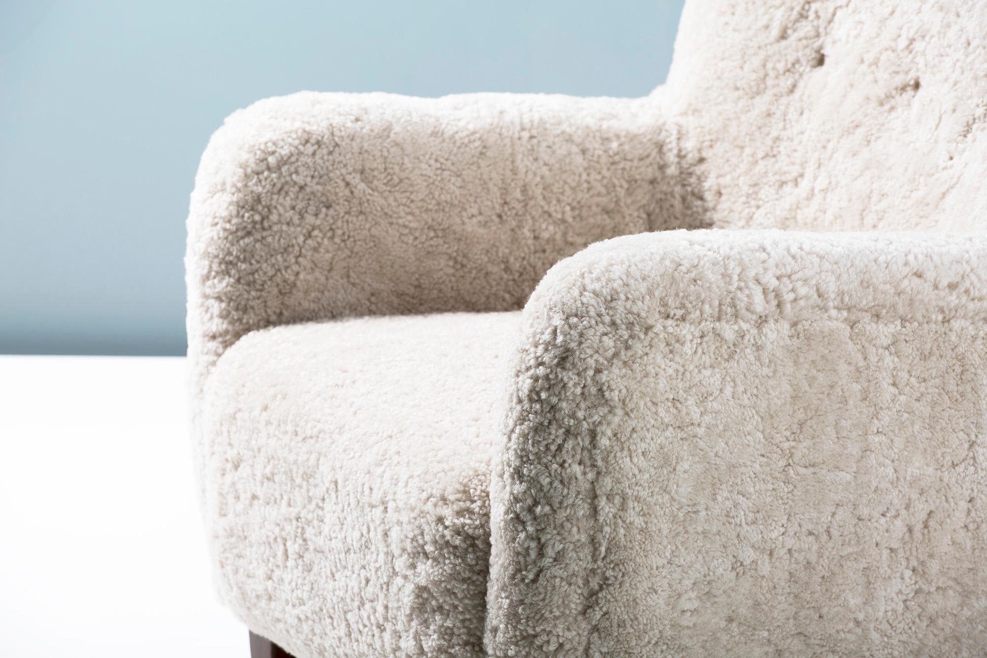 https://a.1stdibscdn.com/custom-made-danish-modern-style-sheepskin-armchair-for-sale-picture-4/f_13332/f_311680421667660418090/20191206_DagmarLondon_Batch_04422720_master.jpg