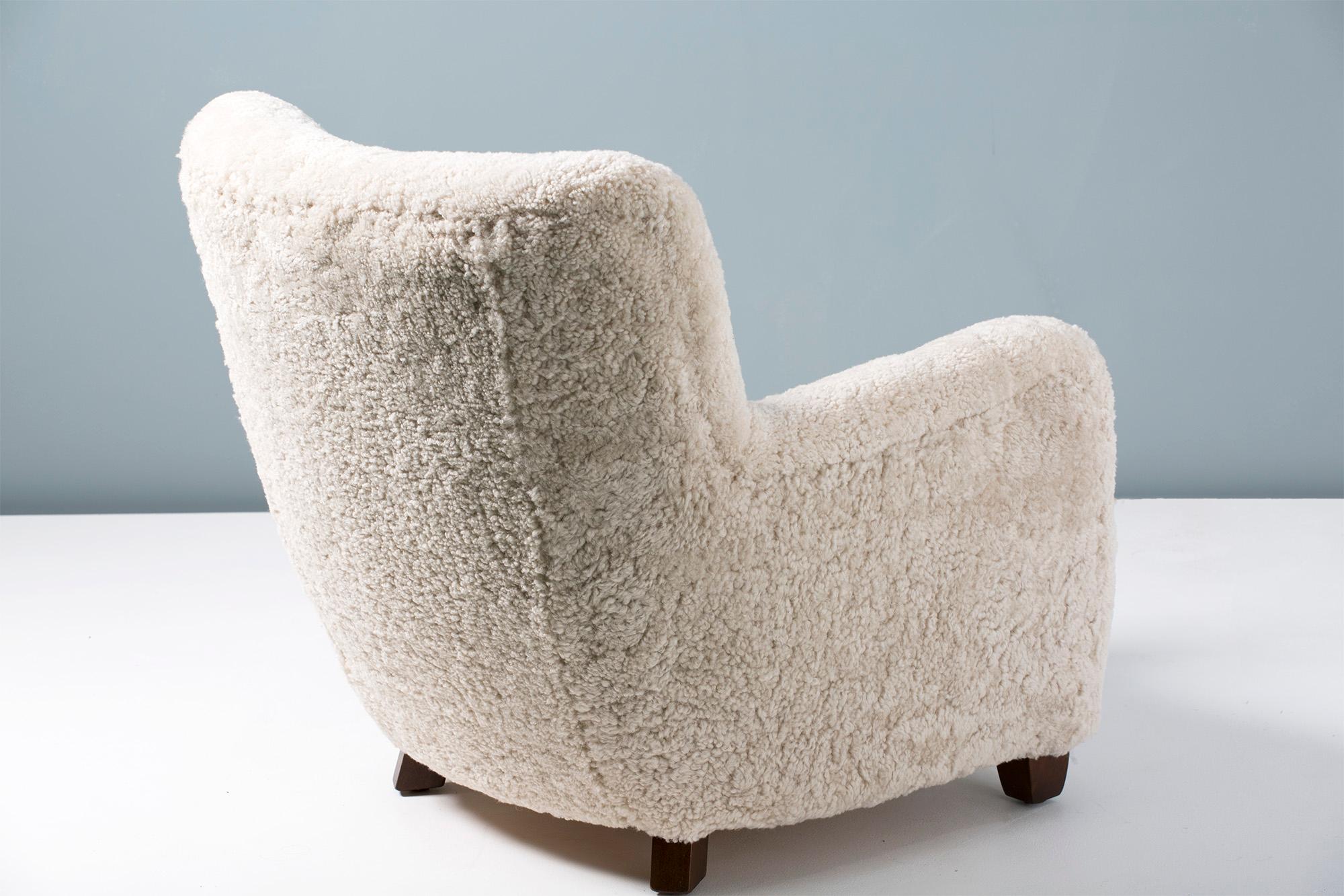 https://a.1stdibscdn.com/custom-made-danish-modern-style-sheepskin-armchair-for-sale-picture-5/f_13332/f_311680421667660419501/20191206_DagmarLondon_Batch_04422729_master.jpg