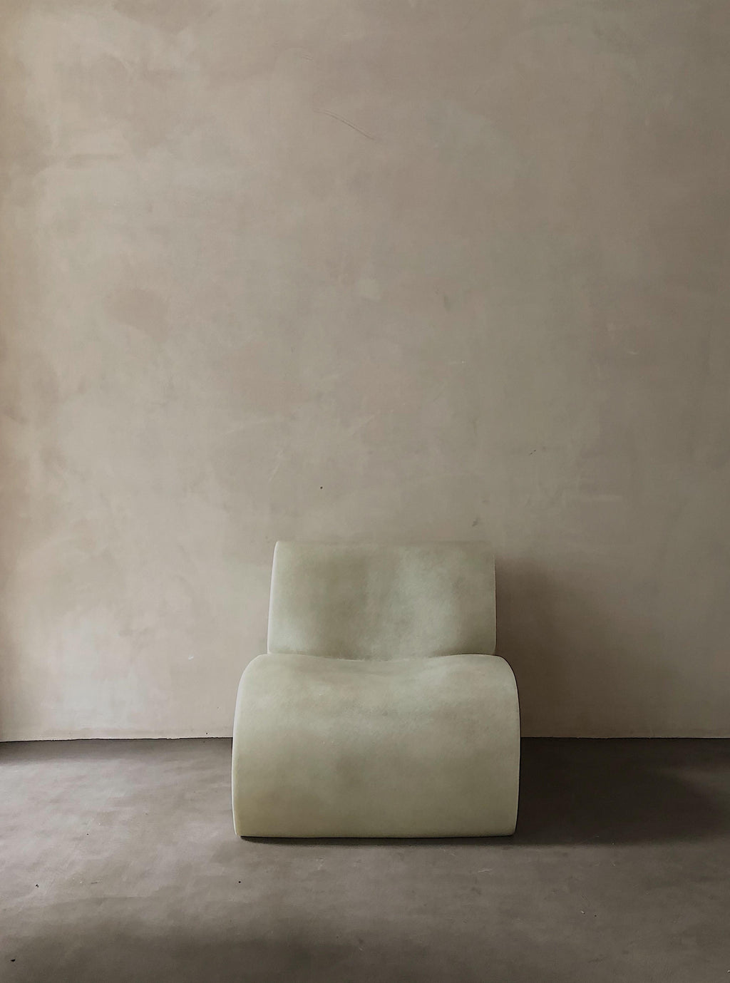 https://a.1stdibscdn.com/white-curl-up-lounge-chair-by-karstudio-for-sale-picture-2/f_12192/f_327064521676043401360/_202011141616203_master.jpg
