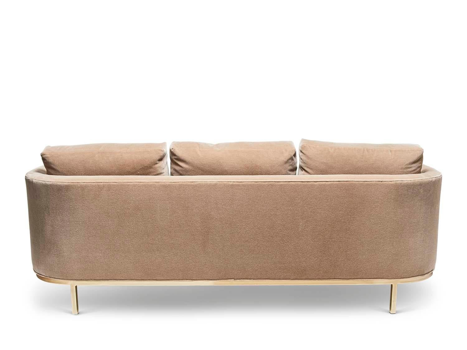 https://a.1stdibscdn.com/mohair-curved-back-sofa-by-lawson-fenning-for-sale-picture-5/f_8060/f_378094721704499966123/2020_08_10_LAWSON_FENNING_0124_master.jpg