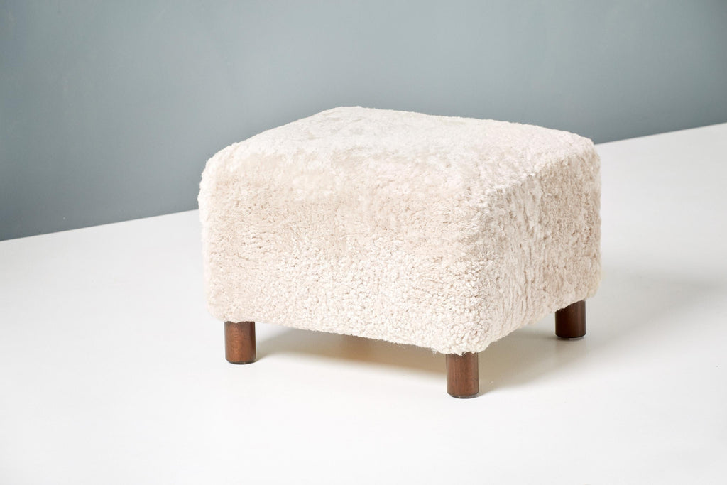 https://a.1stdibscdn.com/custom-made-model-54-sheepskin-lounge-chair-and-ottoman-for-sale-picture-4/f_67442/f_289531721654269295074/20210301_DagmarLondon_Batch_057_52_r1_srgb_master.jpg
