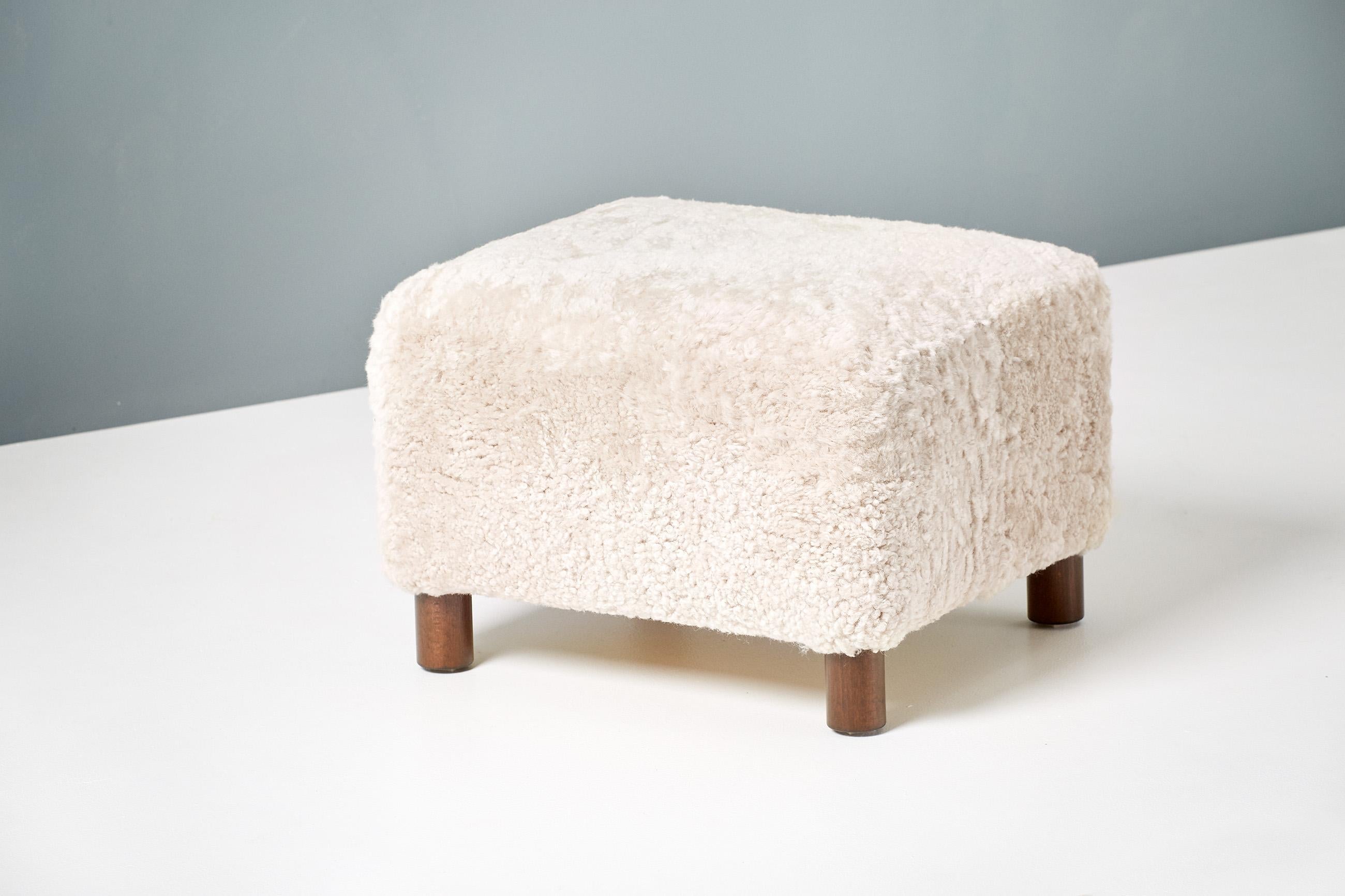 https://a.1stdibscdn.com/custom-made-model-54-sheepskin-lounge-chair-and-ottoman-for-sale-picture-4/f_67442/f_289531721654269295074/20210301_DagmarLondon_Batch_057_52_r1_srgb_master.jpg