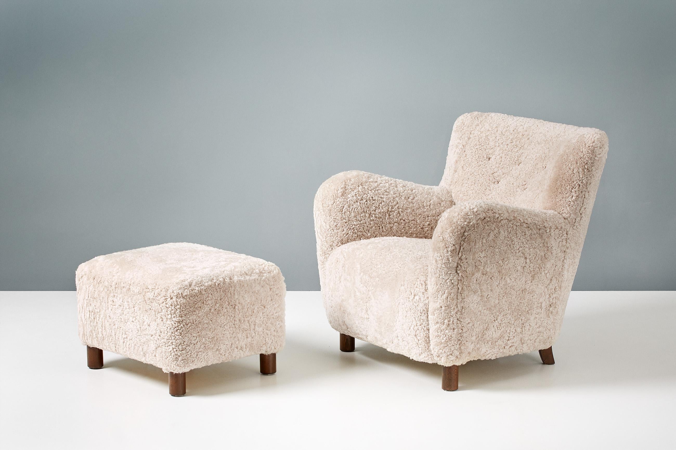 https://a.1stdibscdn.com/custom-made-model-54-sheepskin-lounge-chair-and-ottoman-for-sale-picture-3/f_67442/f_289531721654269296314/20210301_DagmarLondon_Batch_057_57_r1_srgb_master.jpg