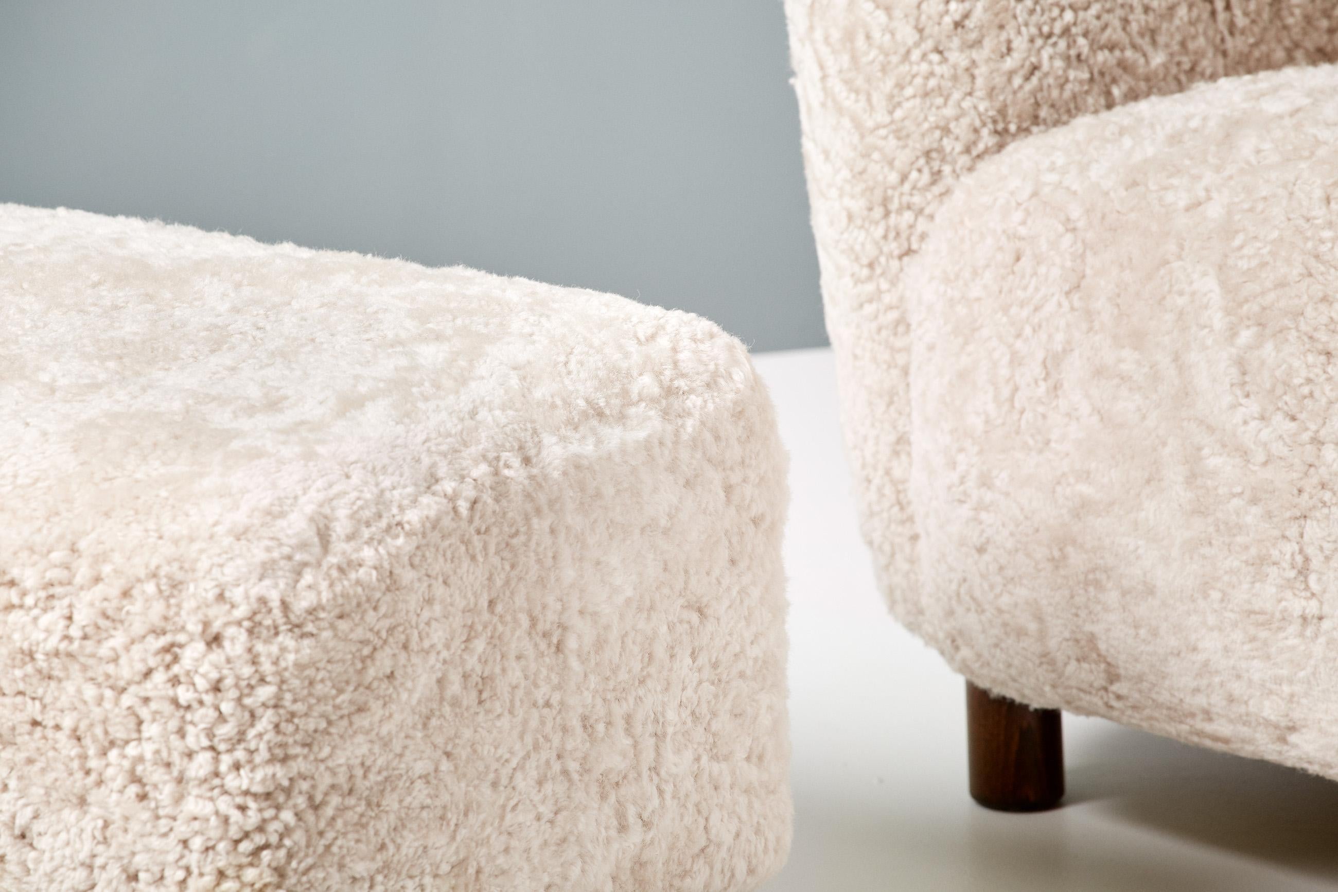 https://a.1stdibscdn.com/custom-made-model-54-sheepskin-lounge-chair-and-ottoman-for-sale-picture-5/f_67442/f_289531721654269298333/20210301_DagmarLondon_Batch_057_59_r1_srgb_master.jpg