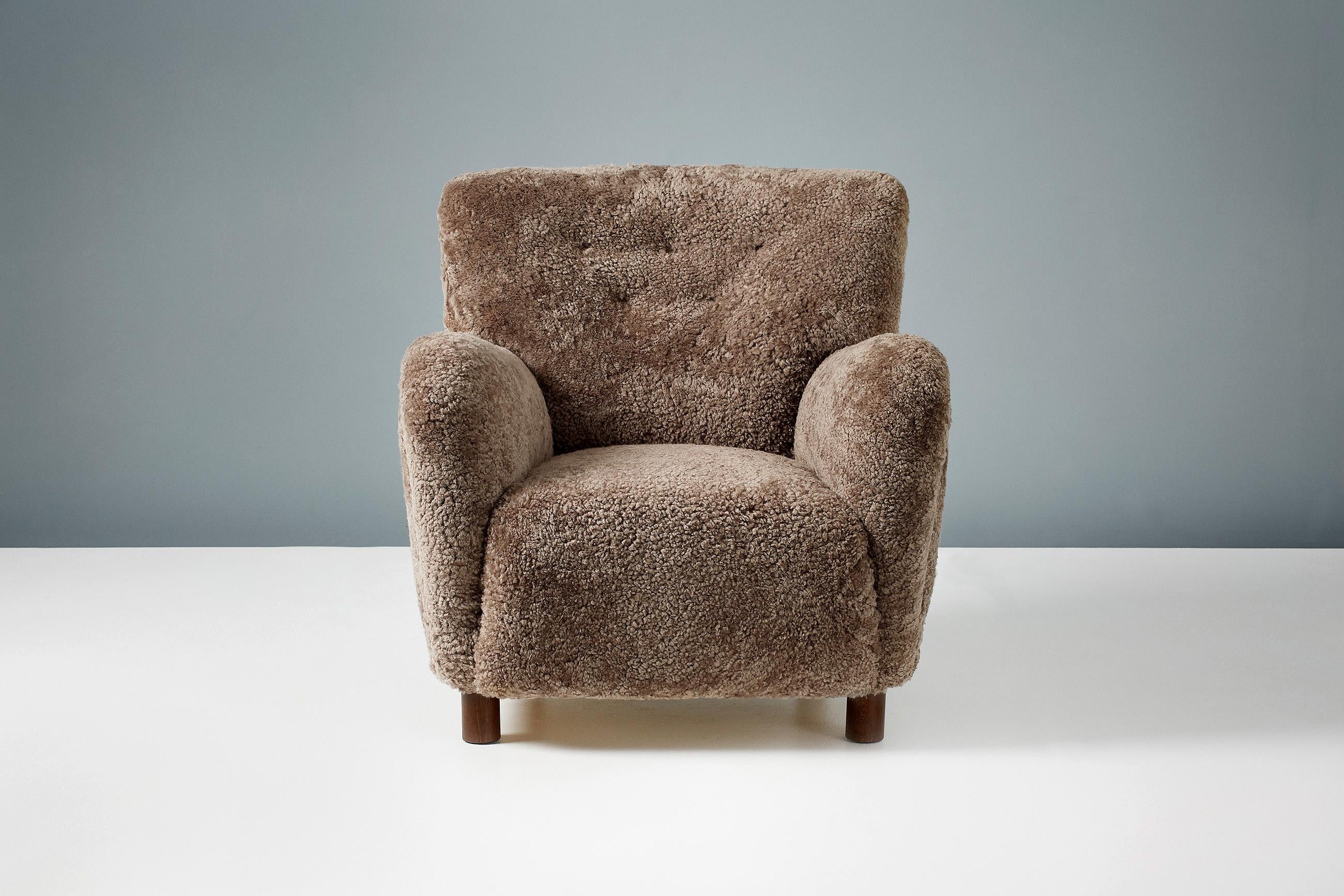 https://a.1stdibscdn.com/pair-of-custom-made-model-54-sheepskin-lounge-chairs-for-sale-picture-2/f_67442/f_289401021654194666845/20210810_DagmarLondon_Batch_062_173_r1_srgb_master.jpg
