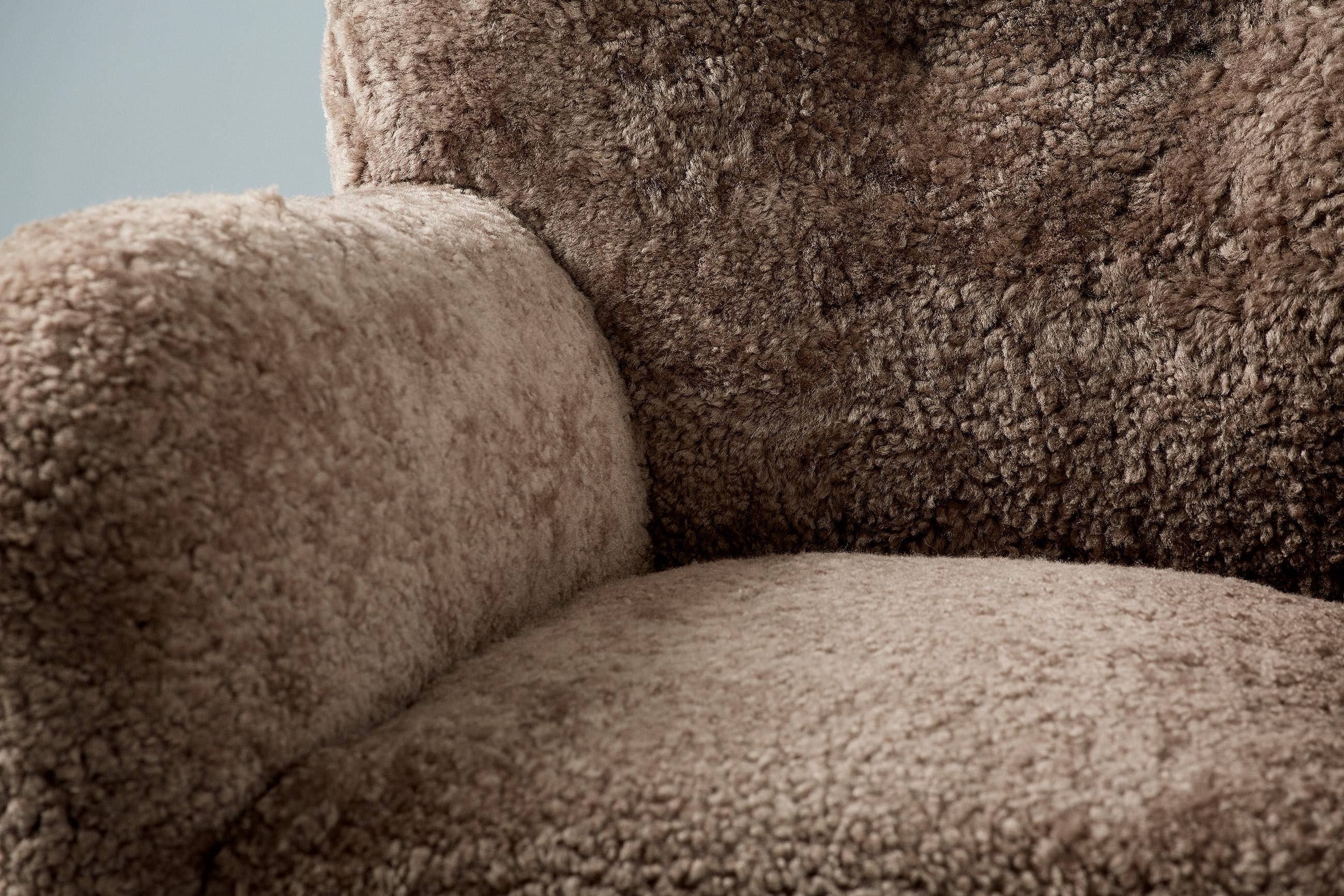 https://a.1stdibscdn.com/pair-of-custom-made-model-54-sheepskin-lounge-chairs-for-sale-picture-3/f_67442/f_289401021654194669912/20210810_DagmarLondon_Batch_062_177_r1_srgb_master.jpg