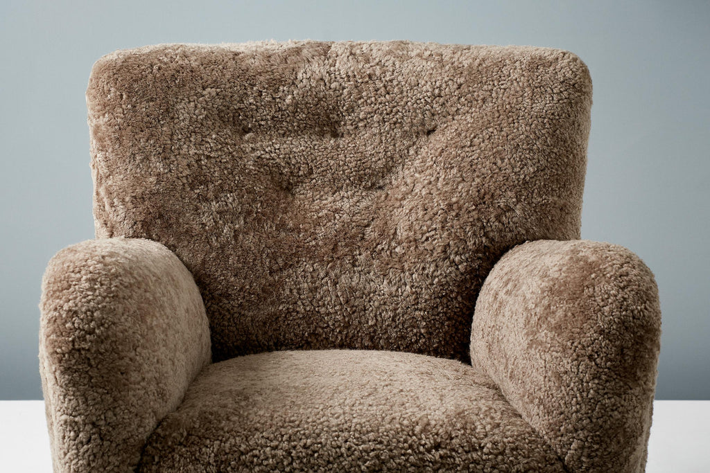 https://a.1stdibscdn.com/pair-of-custom-made-model-54-sheepskin-lounge-chairs-for-sale-picture-5/f_67442/f_289401021654194679854/20210810_DagmarLondon_Batch_062_178_r1_srgb_master.jpg