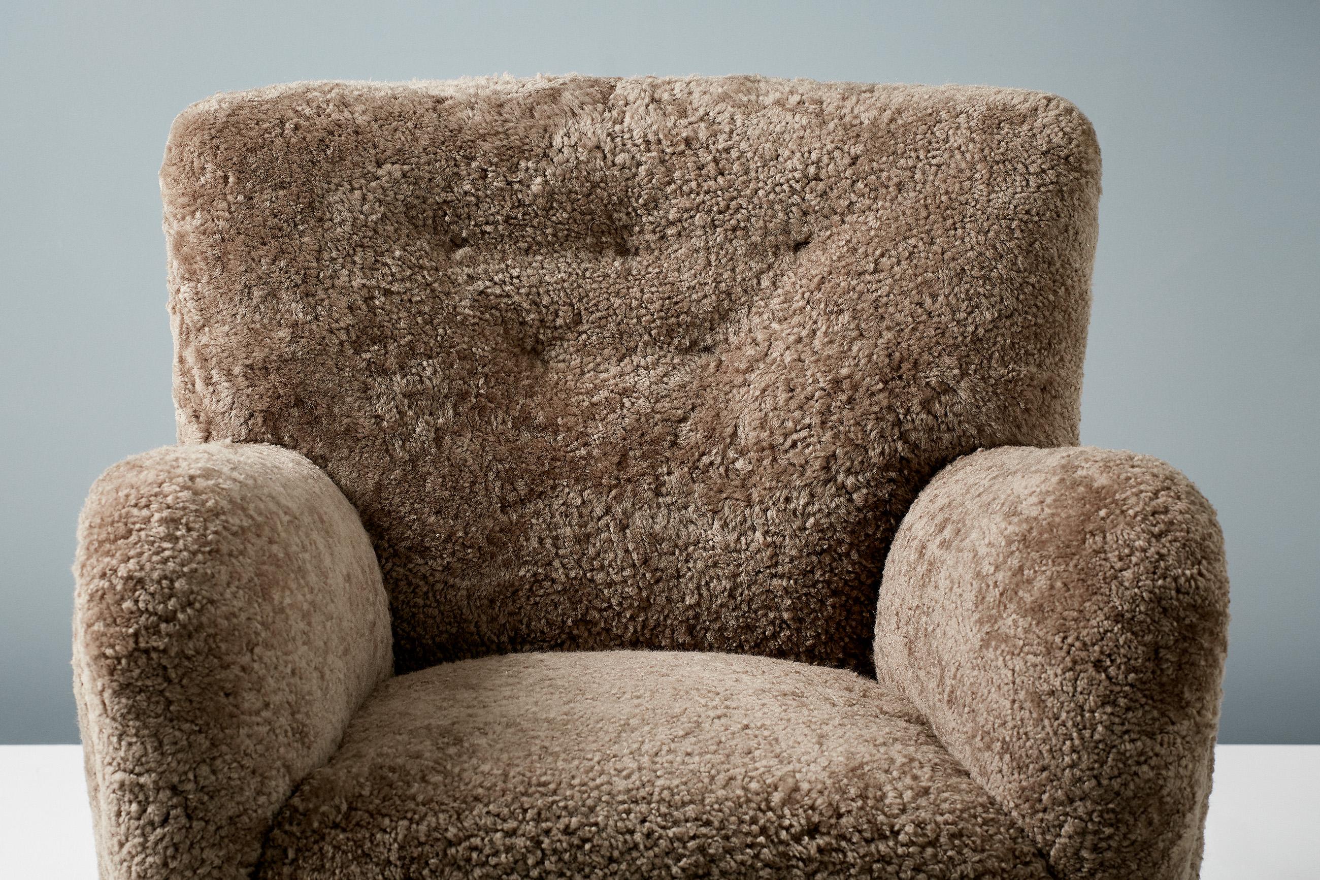 https://a.1stdibscdn.com/pair-of-custom-made-model-54-sheepskin-lounge-chairs-for-sale-picture-5/f_67442/f_289401021654194679854/20210810_DagmarLondon_Batch_062_178_r1_srgb_master.jpg