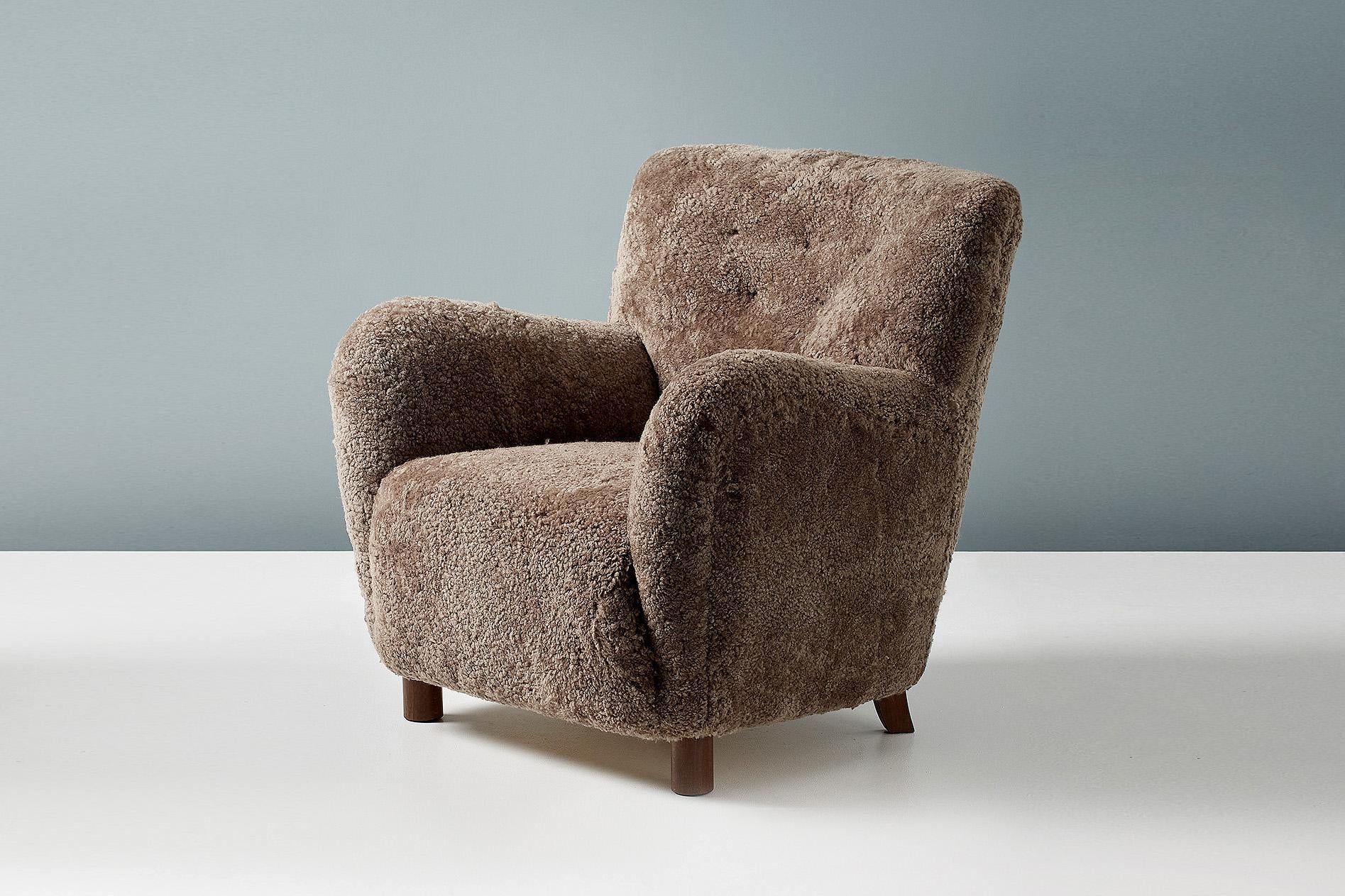 https://a.1stdibscdn.com/custom-made-model-54-sheepskin-lounge-chair-for-sale-picture-12/f_67442/f_289404821654196336579/20210810_DagmarLondon_Batch_062_184_182_r1_srgb_3_master.jpg