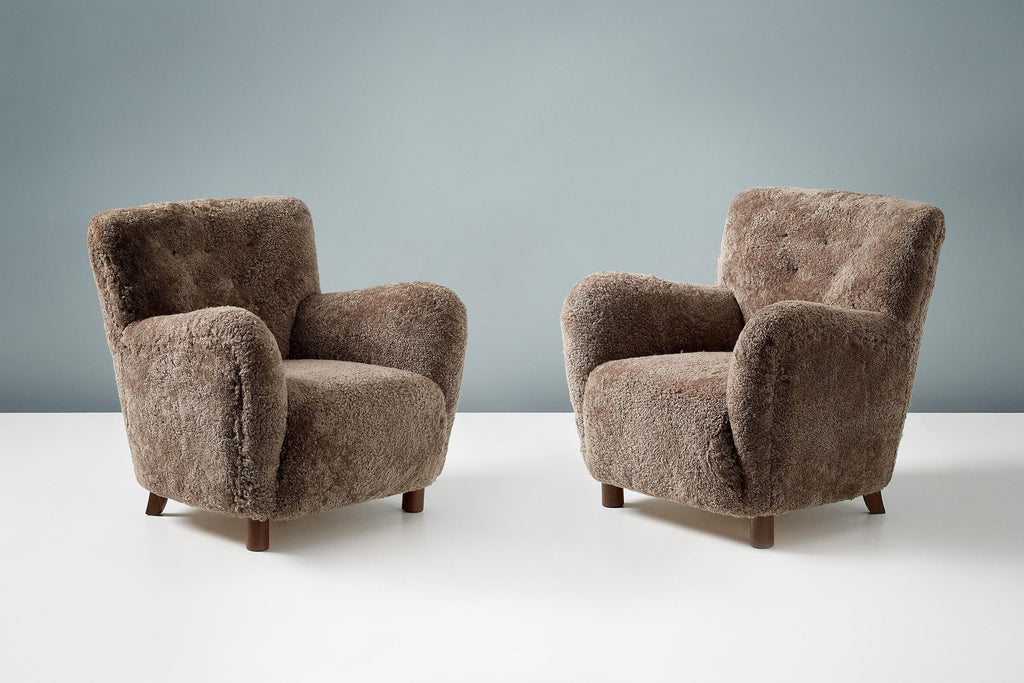https://a.1stdibscdn.com/pair-of-custom-made-model-54-sheepskin-lounge-chairs-for-sale-picture-4/f_67442/f_289401021654194678391/20210810_DagmarLondon_Batch_062_184_182_r1_srgb_master.jpg