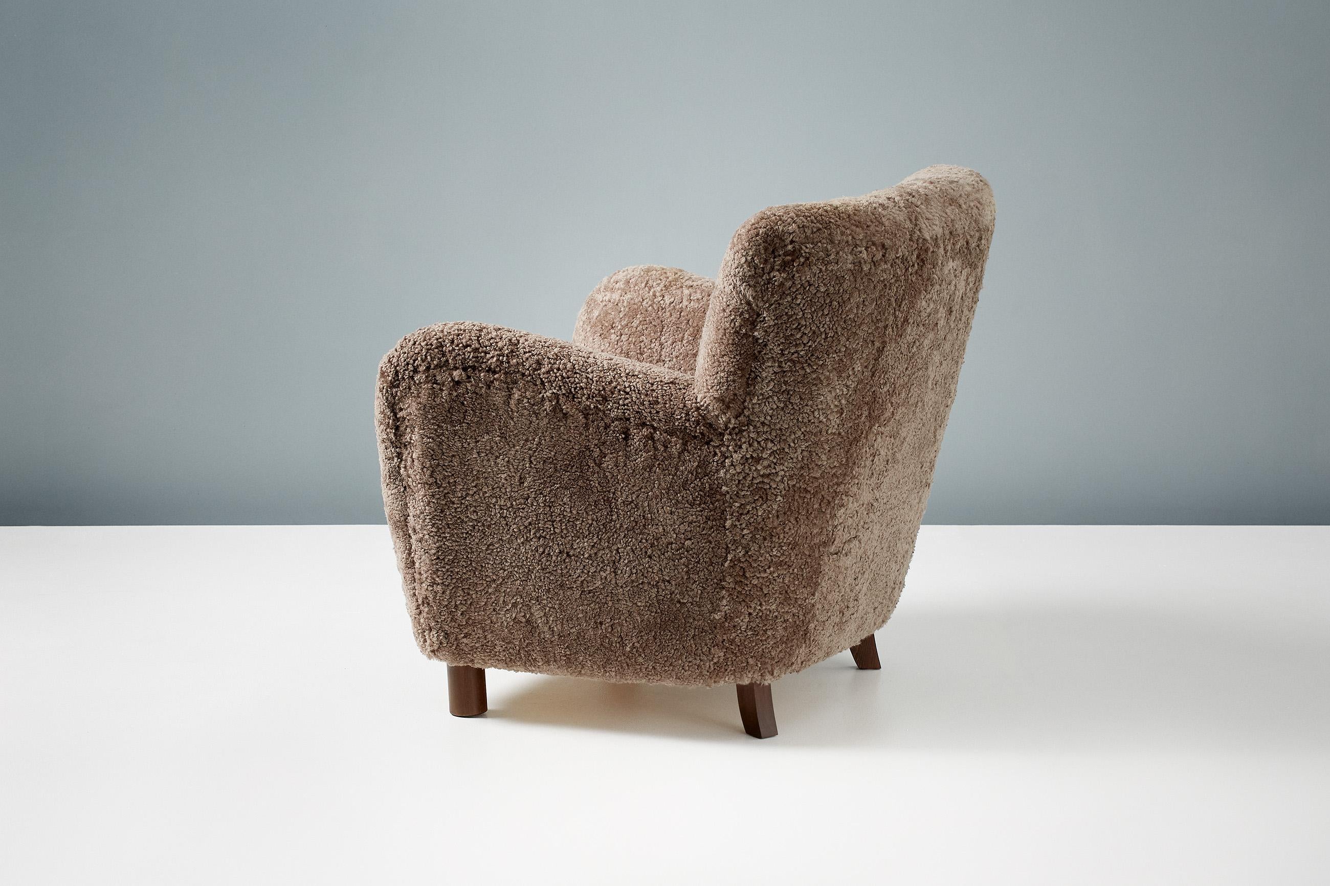 https://a.1stdibscdn.com/pair-of-custom-made-model-54-sheepskin-lounge-chairs-for-sale-picture-6/f_67442/f_289401021654194676614/20210810_DagmarLondon_Batch_062_193_r1_srgb_master.jpg