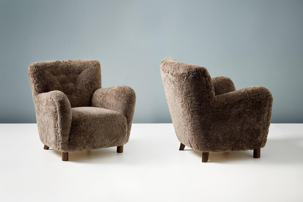 https://a.1stdibscdn.com/pair-of-custom-made-model-54-sheepskin-lounge-chairs-for-sale-picture-7/f_67442/f_289401021654194678402/20210810_DagmarLondon_Batch_062_198_196_r1_srgb_master.jpg